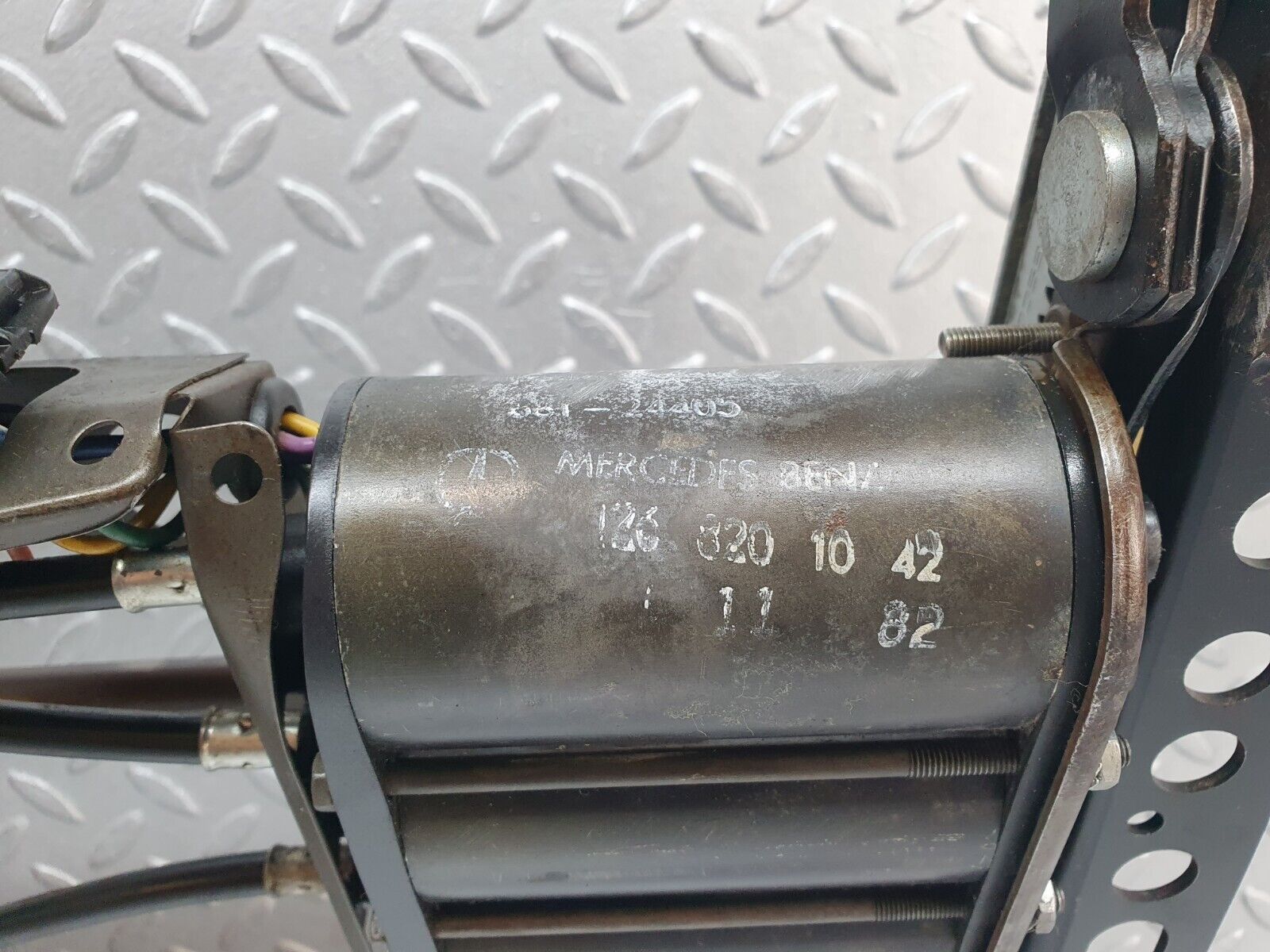 43825 Mercedes-Benz C126 380SEC Coupe Front Left Electric Seat Base 1268201042