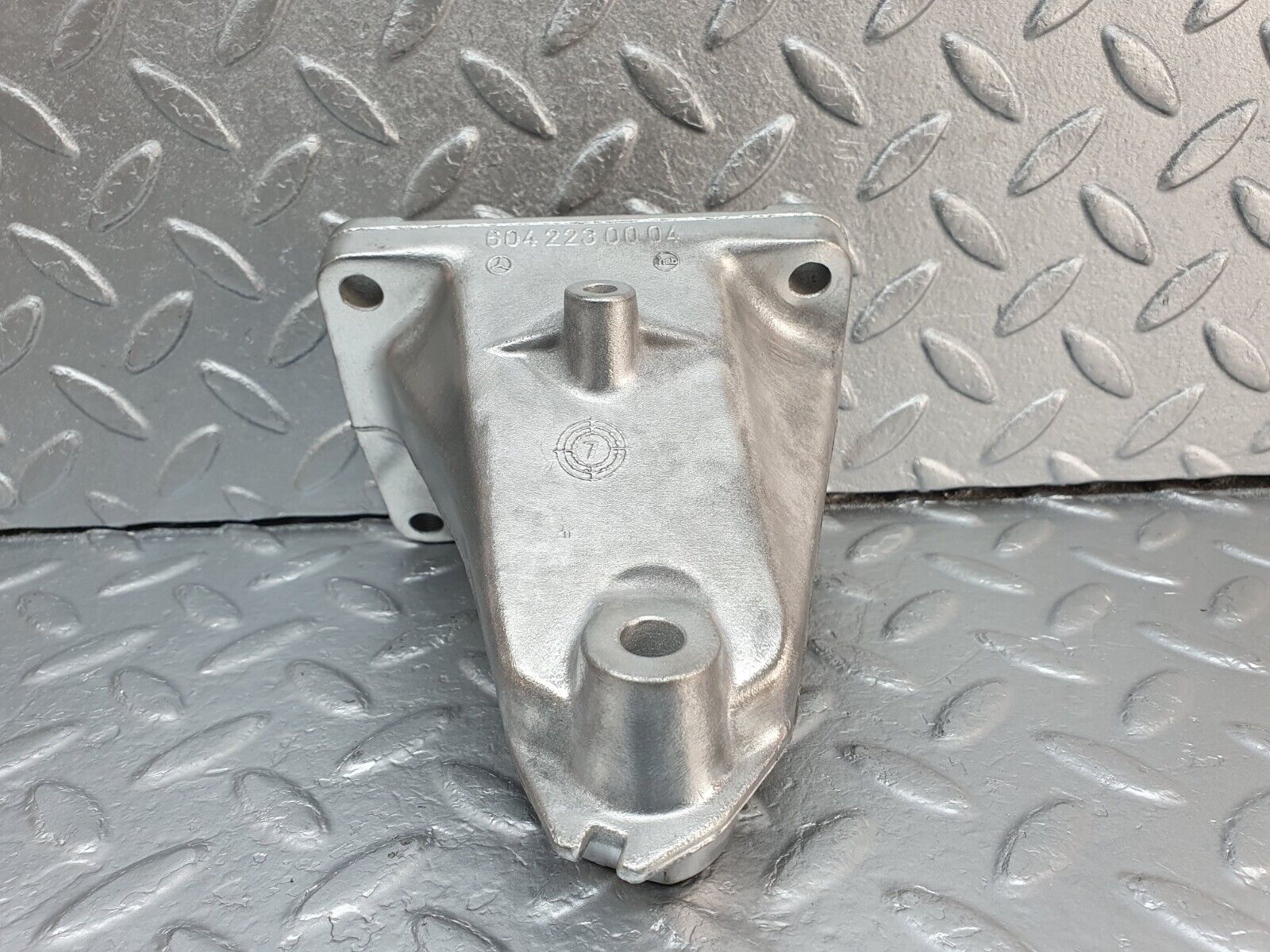 41888 Mercedes-Benz W202 C200 Engine Mount Bracket Right Side 6042230004