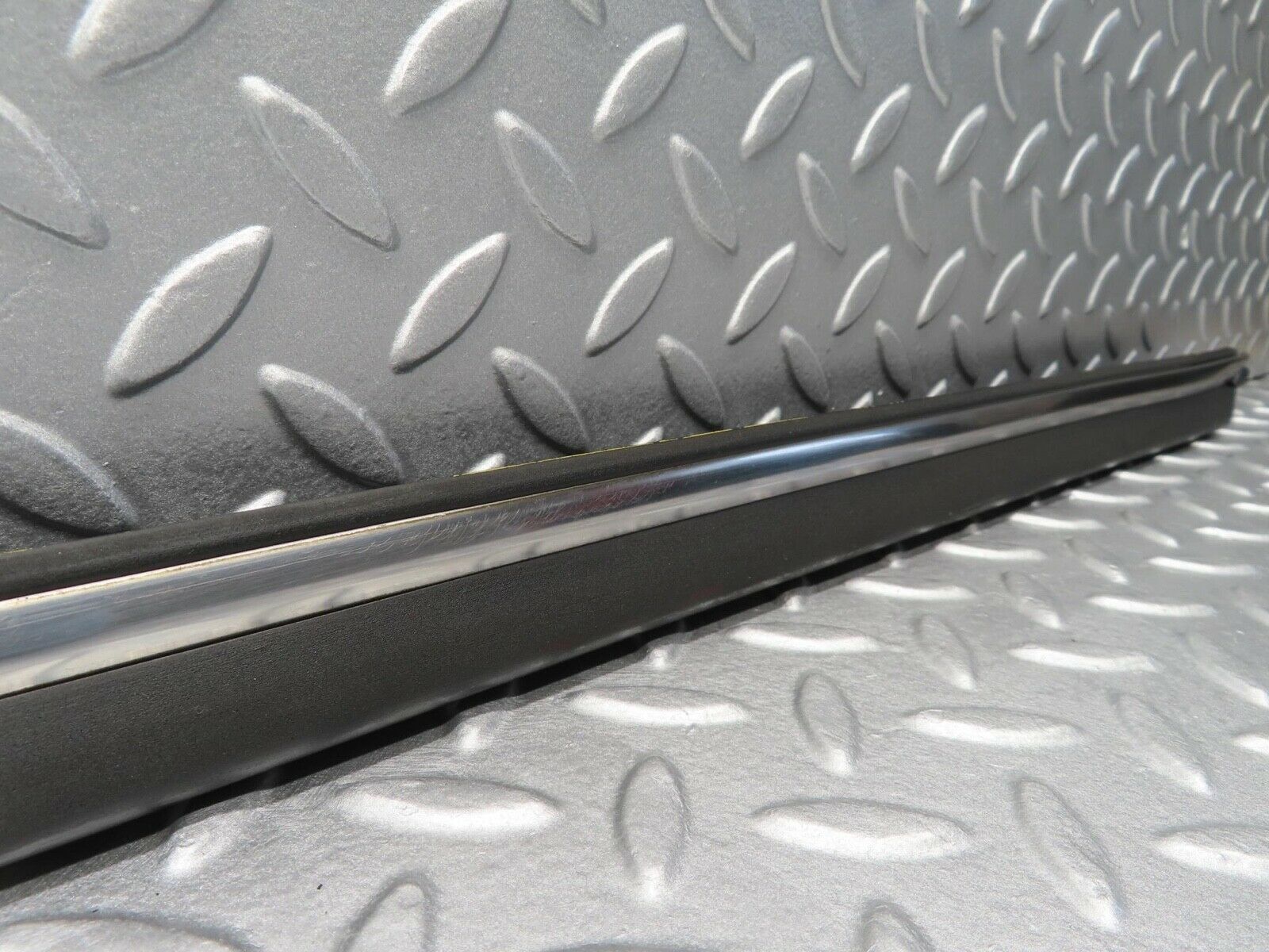 11821 Mercedes-Benz R107 450SL Right Door Centre Moulding Trim