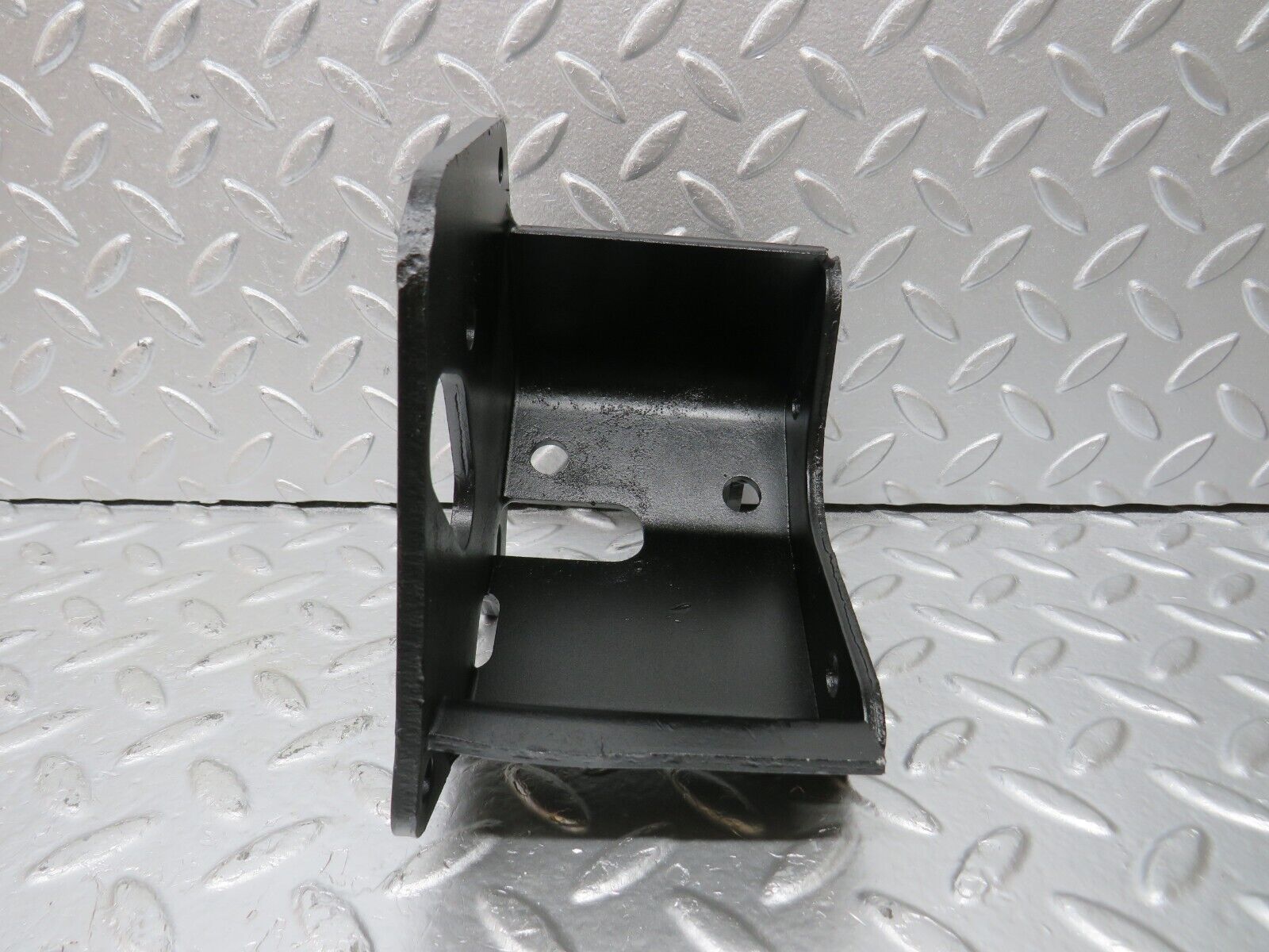 33086 Mercedes-Benz C107 R107 350 V8 Power Steering Pump Bracket