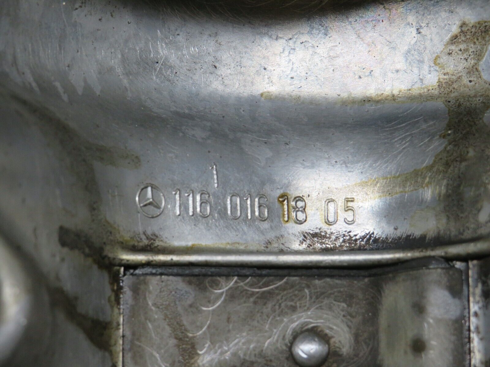 32770 Mercedes-Benz C107 R107 350 V8 Cylinder Head Valve Cover Left 1160161805