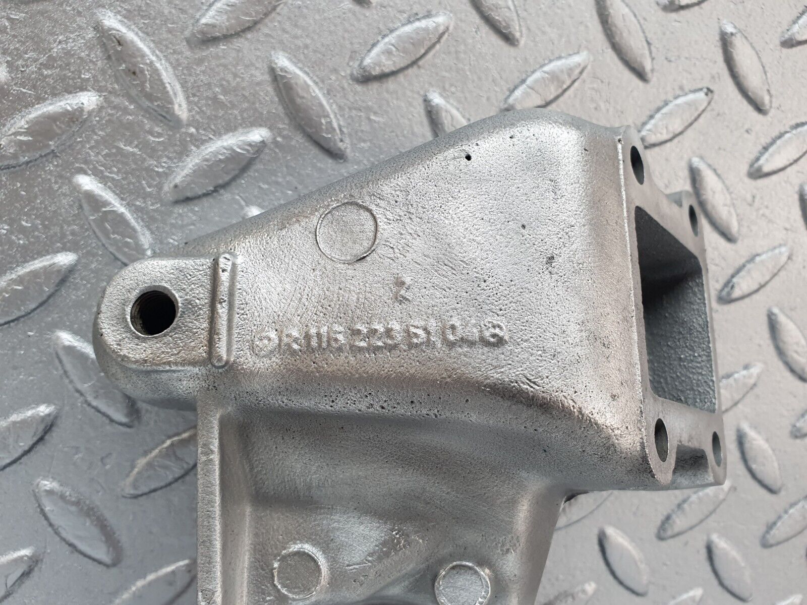 43553 Mercedes-Benz C126 380SEC Coupe Engine Mount Bracket Right 1162235104