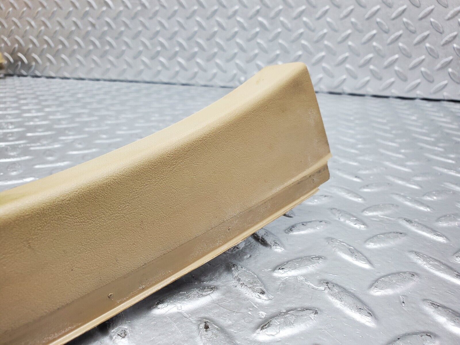 45861 Mercedes-Benz W126 420SE Front Left Door Window Frame Cover 1267250371