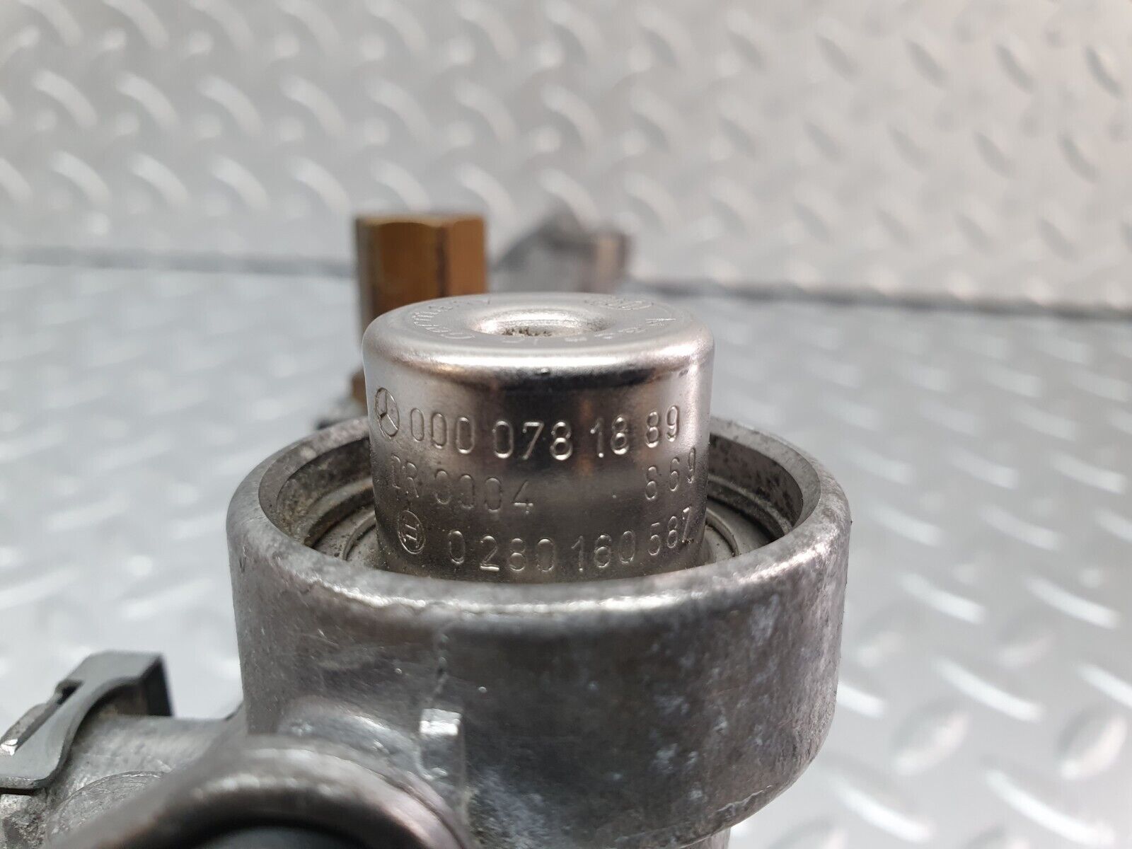 41883 Mercedes-Benz W202 C200 Fuel Injector Rail 1110781045 0000781889