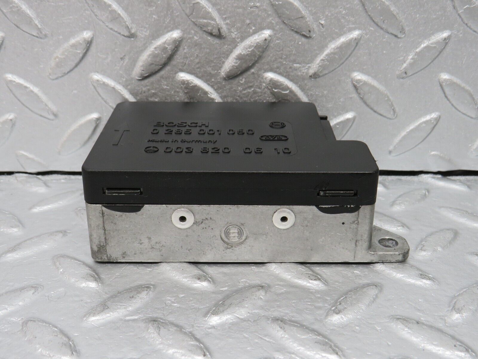 39100 Mercedes-Benz R107 500SL Crash Sensor Bosch 0038200610 0285001050