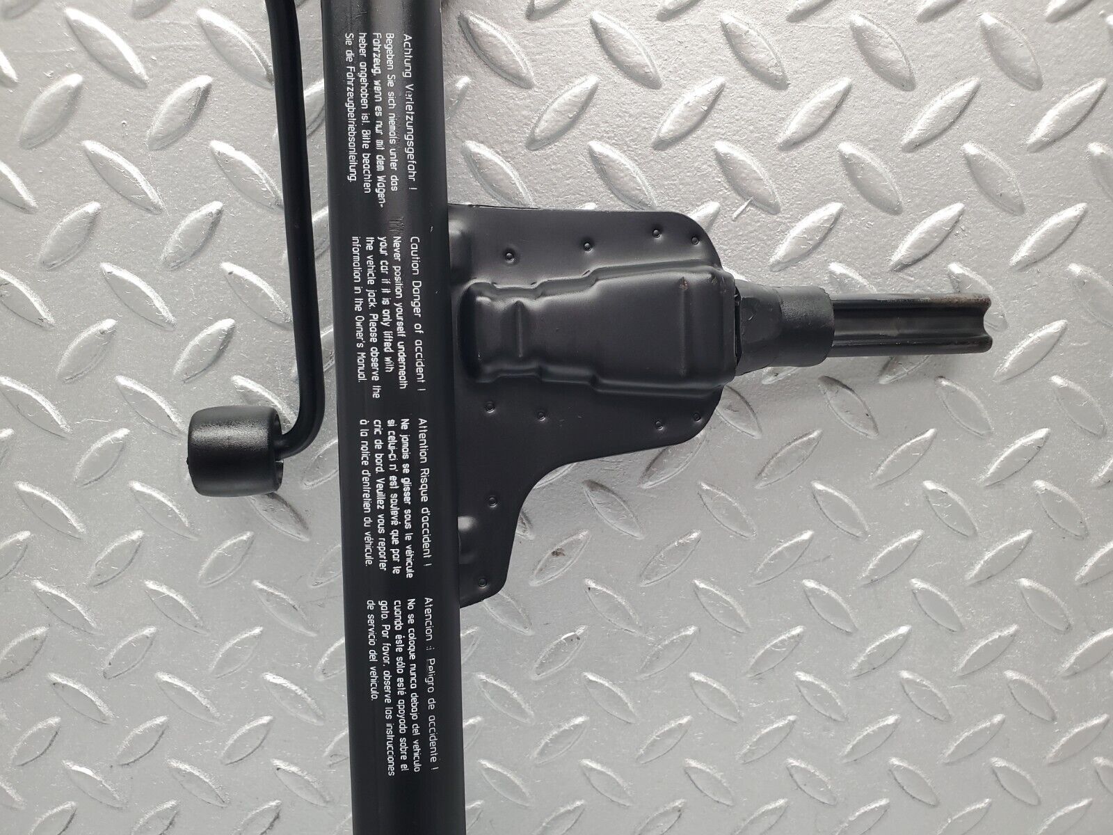 46810 Mercedes-Benz R129 320SL Coupe Car Jack 1295830015