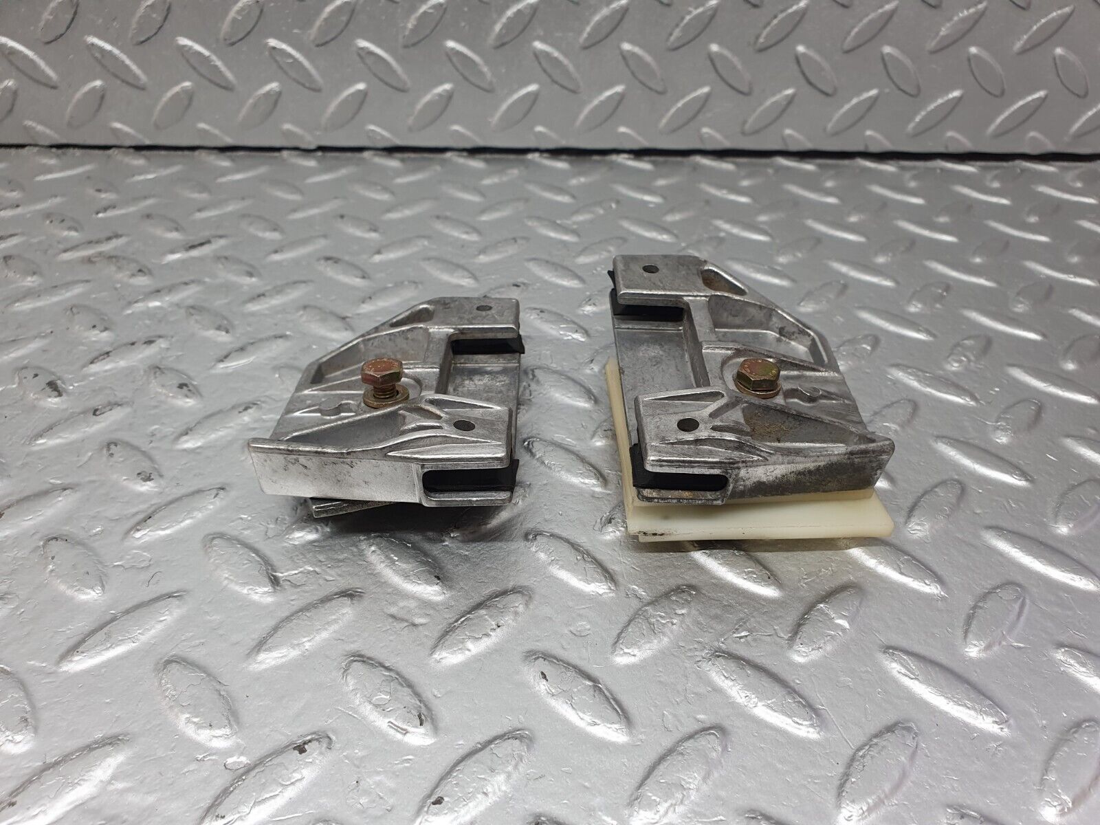 42506 Mercedes-Benz R129 320SL Coupe Door Window Guide Bracket 1247250132 1247250232