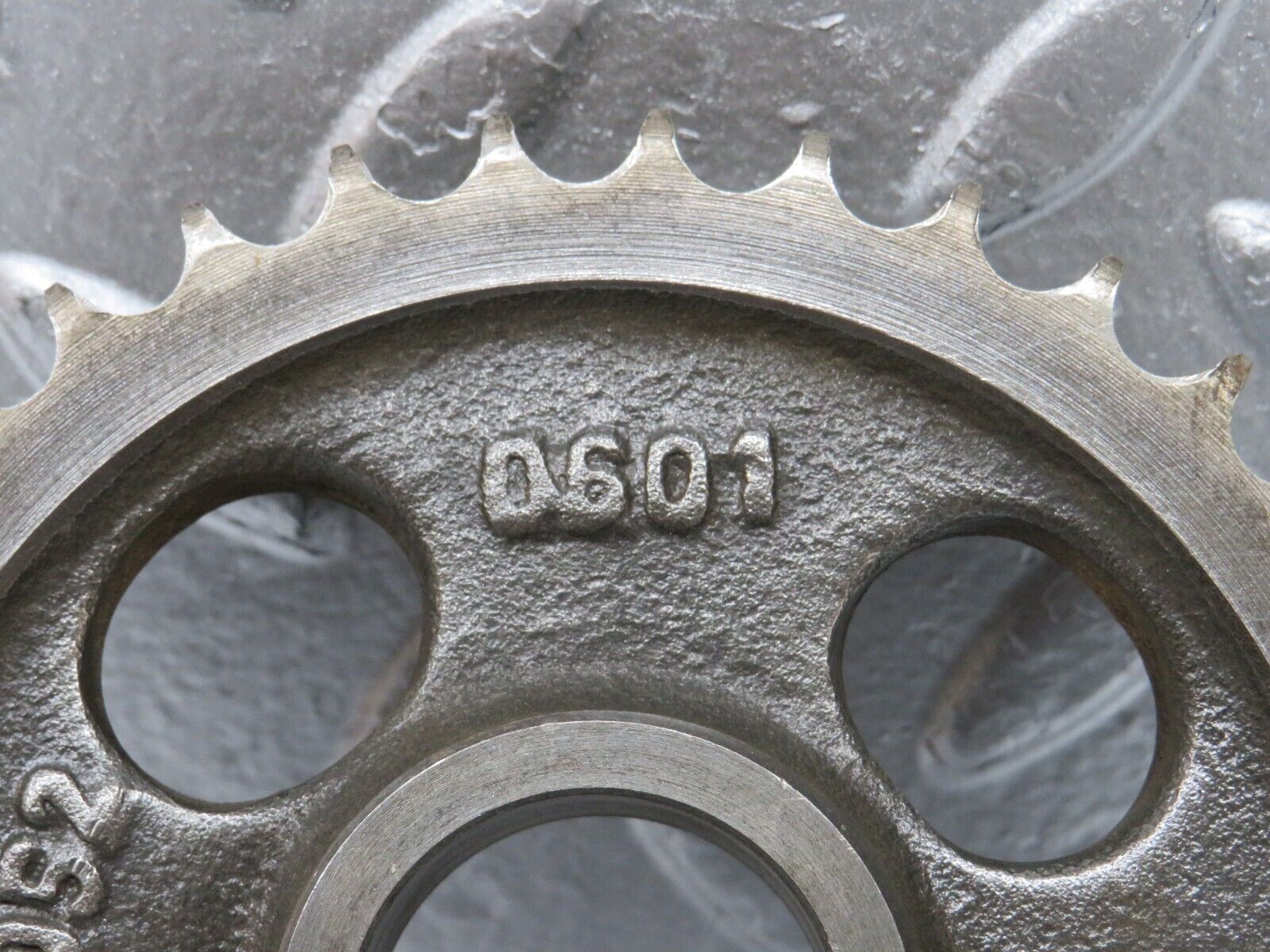 32764 Mercedes-Benz C107 R107 350 V8 Camshaft Timing Gear 1160520601