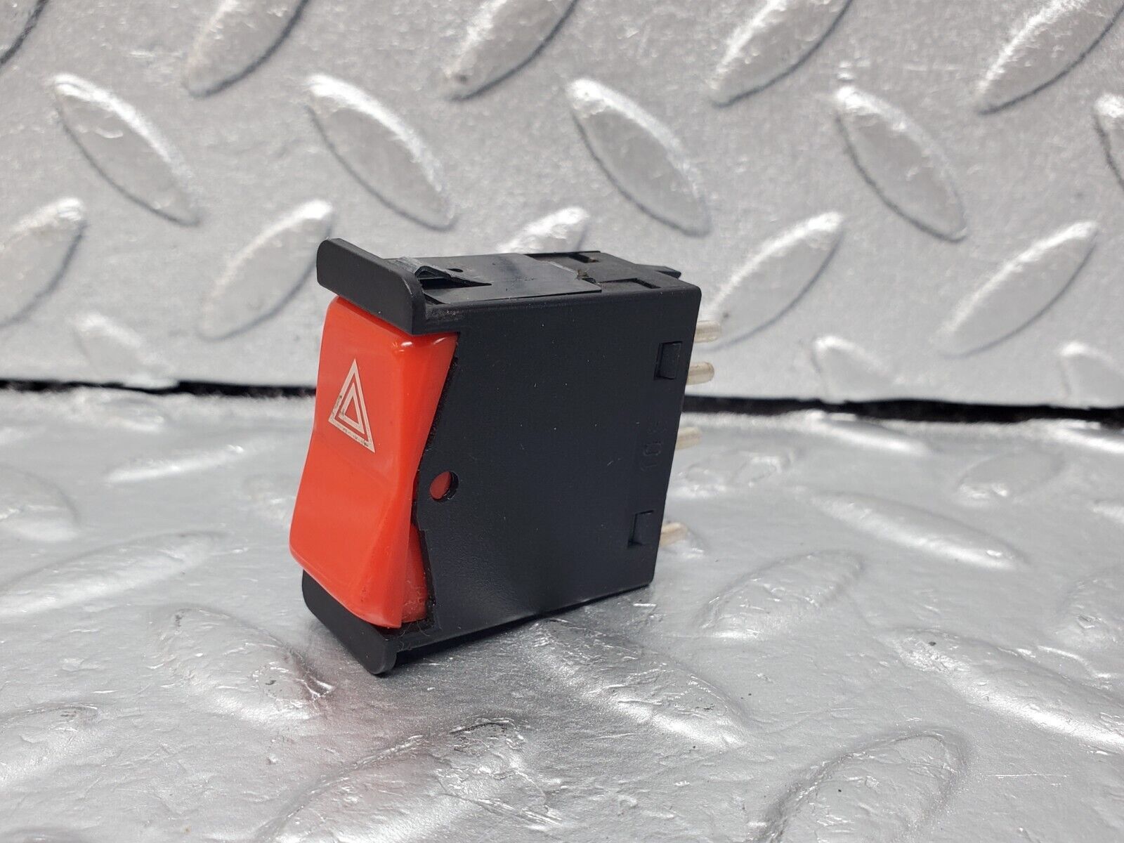 45664 Mercedes-Benz W126 420SE Hazard Warning Light Switch 0008209010