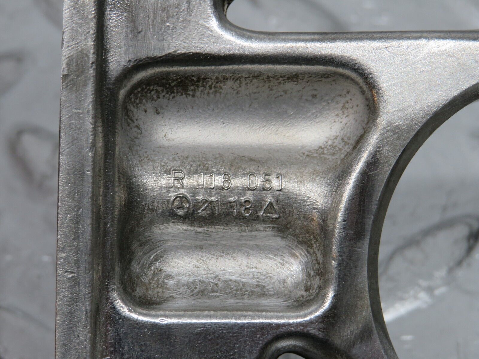 32995 Mercedes-Benz C107 R107 350 V8 Camshaft Tower Bearing 1160512118