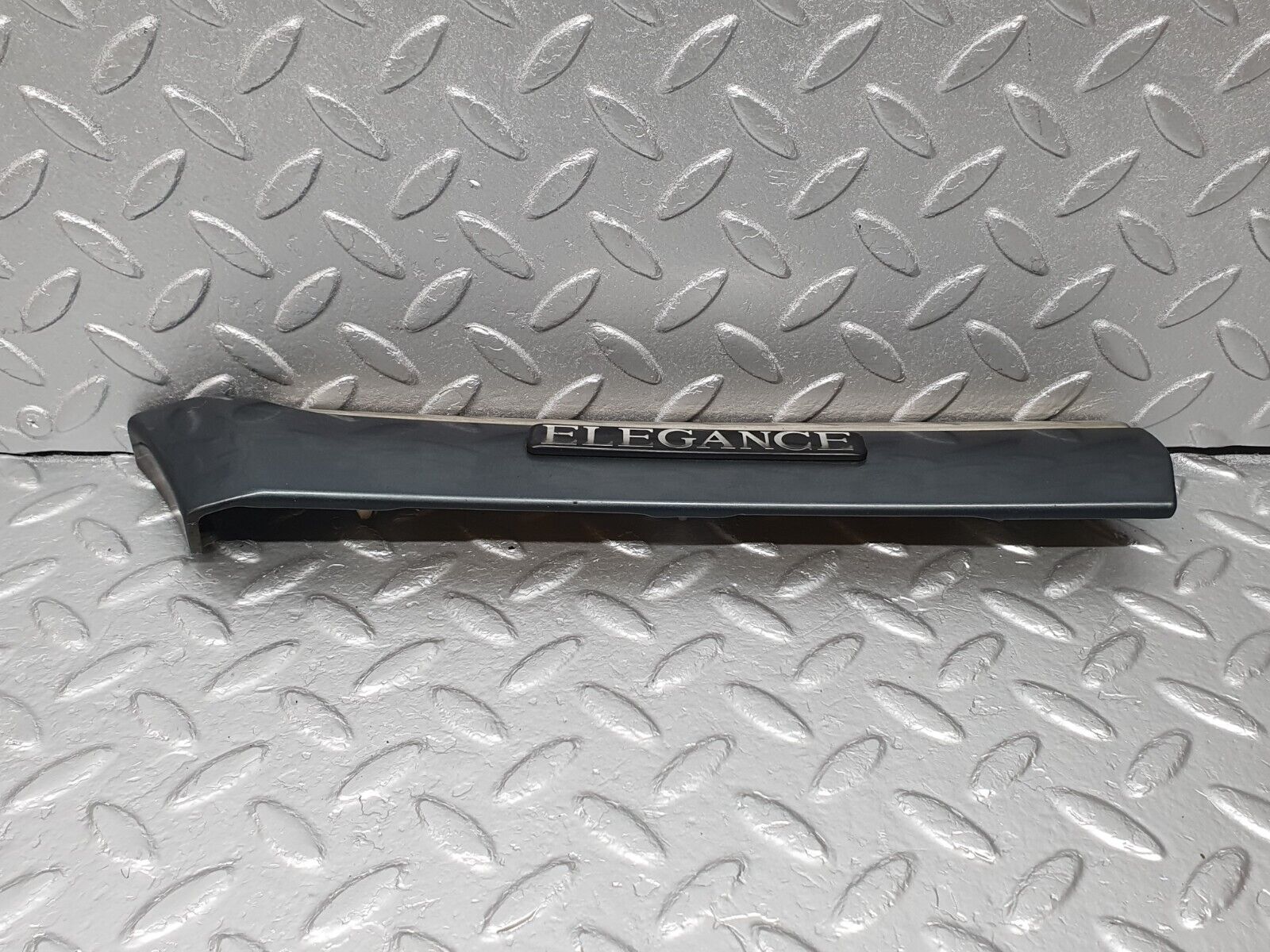 41803 Mercedes-Benz W202 C200 Front Left Fender Wing Centre Moulding 2026909162