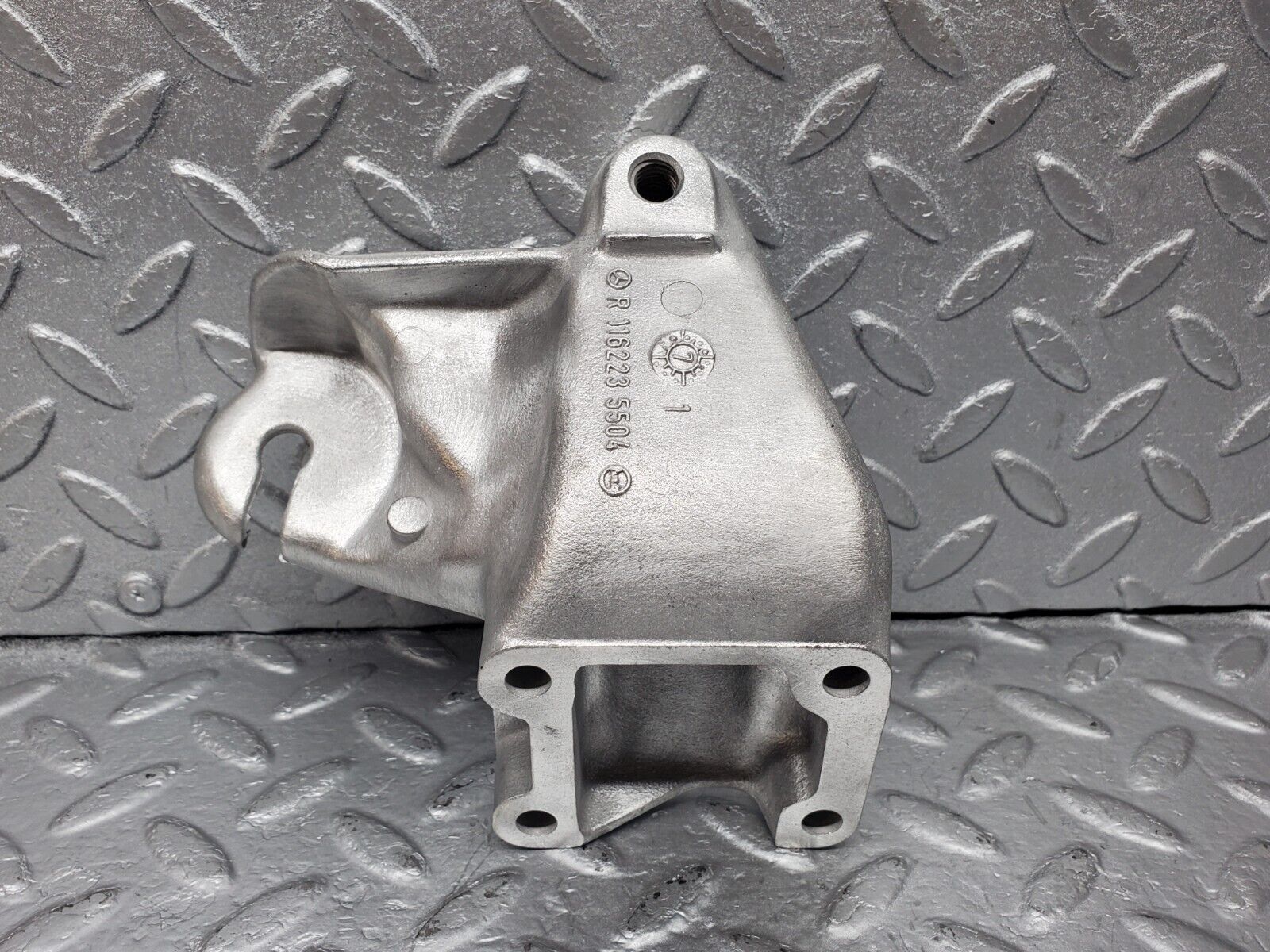 45924 Mercedes-Benz W126 420SE Engine Mount Bracket Right Side 1162235504