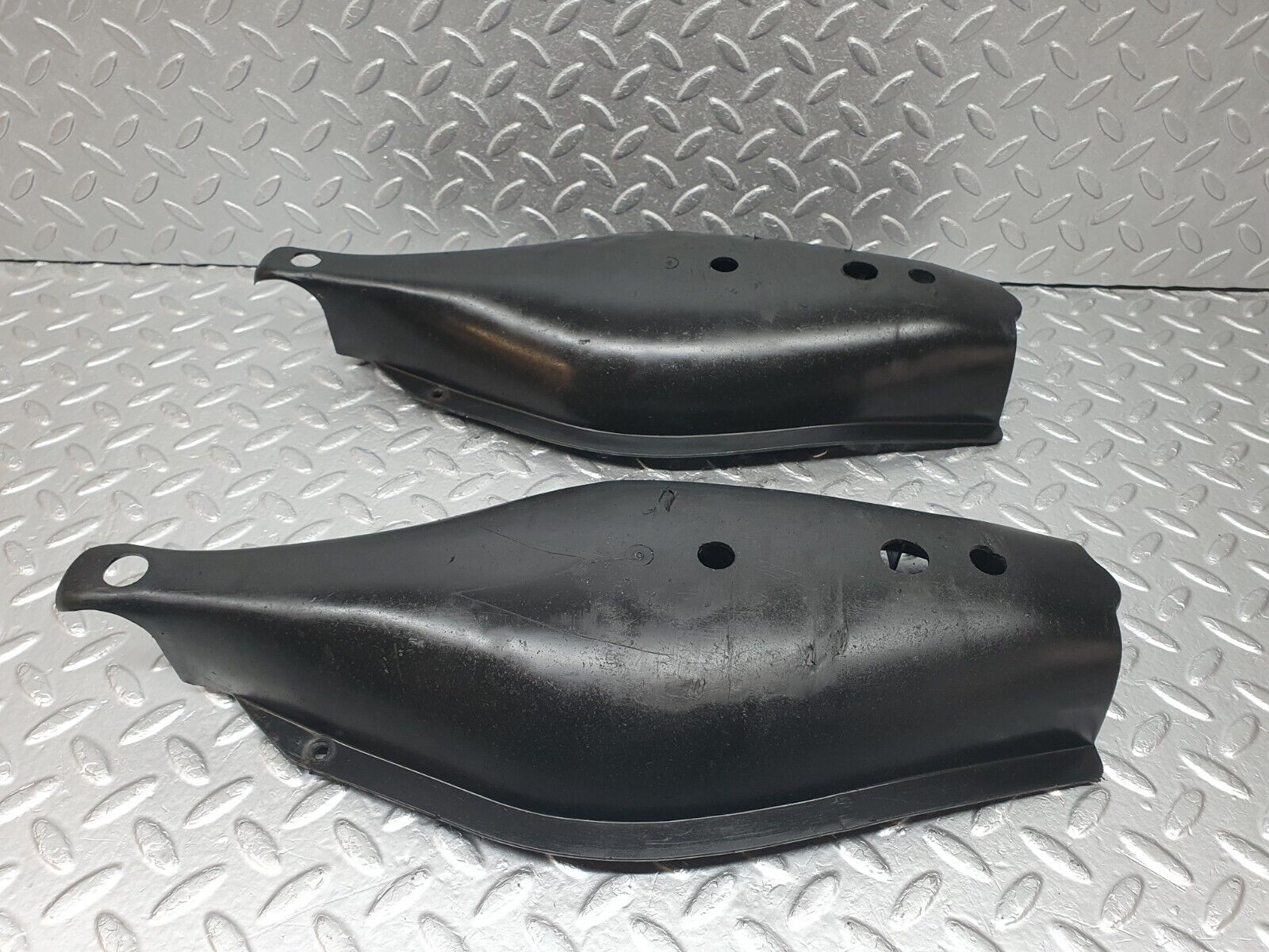 42747 Mercedes-Benz W201 190 2.0L Rear Control Arm Cover 2x 1243520088