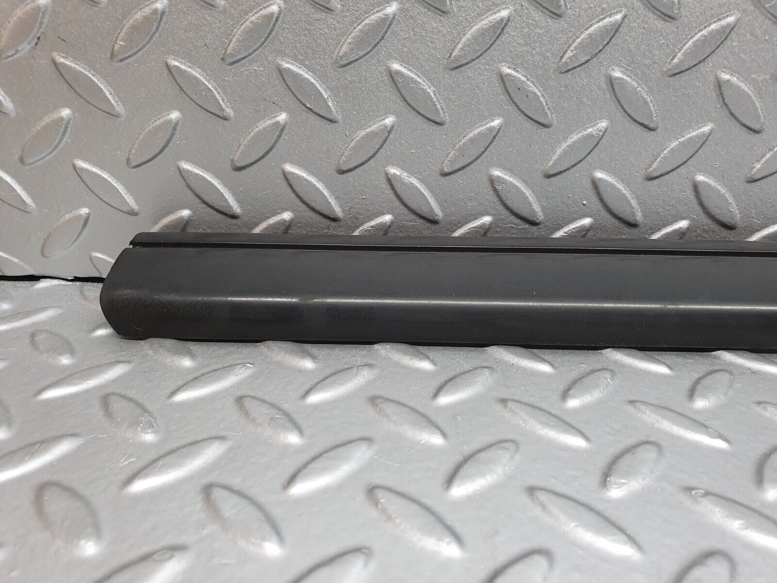 41683 Mercedes-Benz W124 200E Front Right Door Centre Moulding Trim