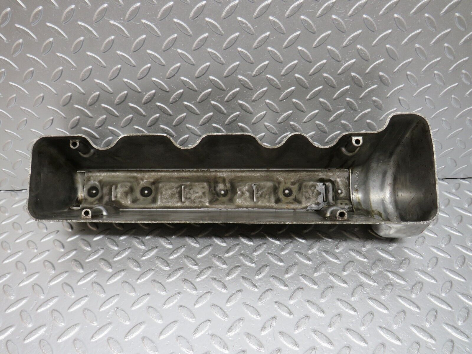 32770 Mercedes-Benz C107 R107 350 V8 Cylinder Head Valve Cover Left 1160161805