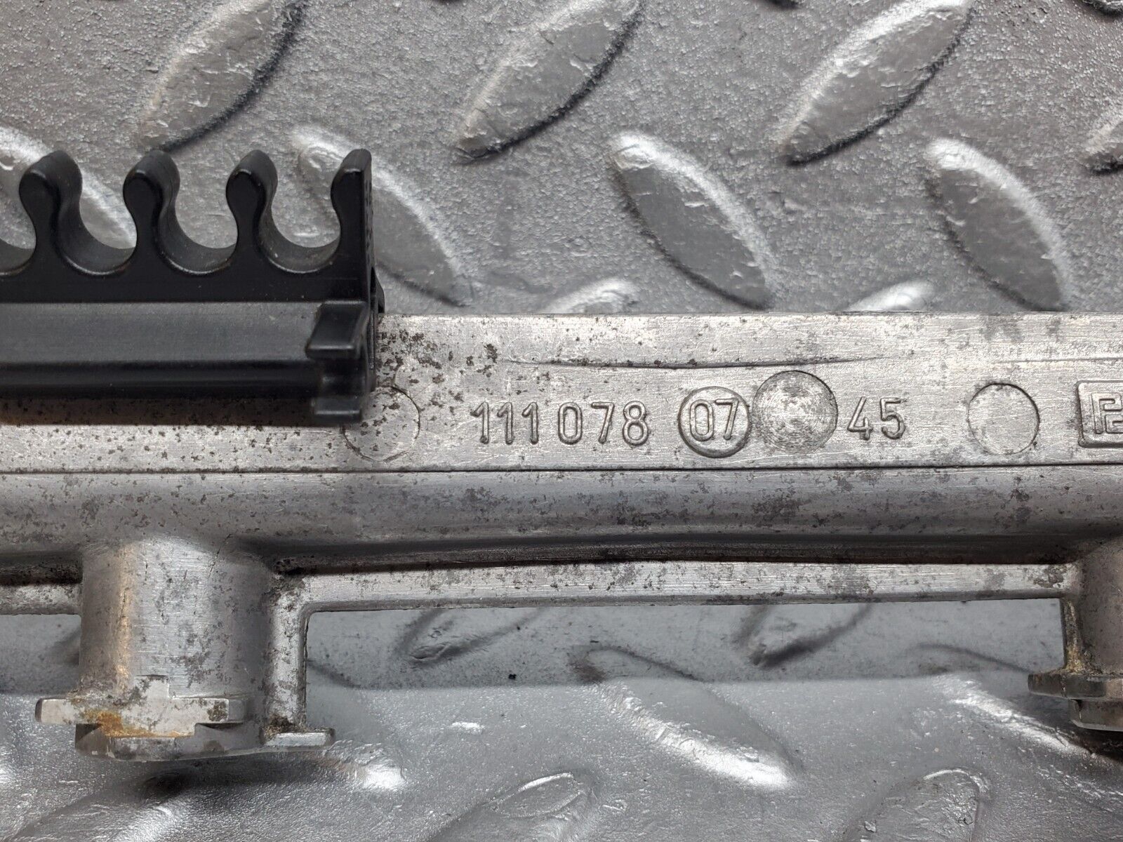 44733 Mercedes-Benz W124 220E Fuel Injector Rail 1110780745