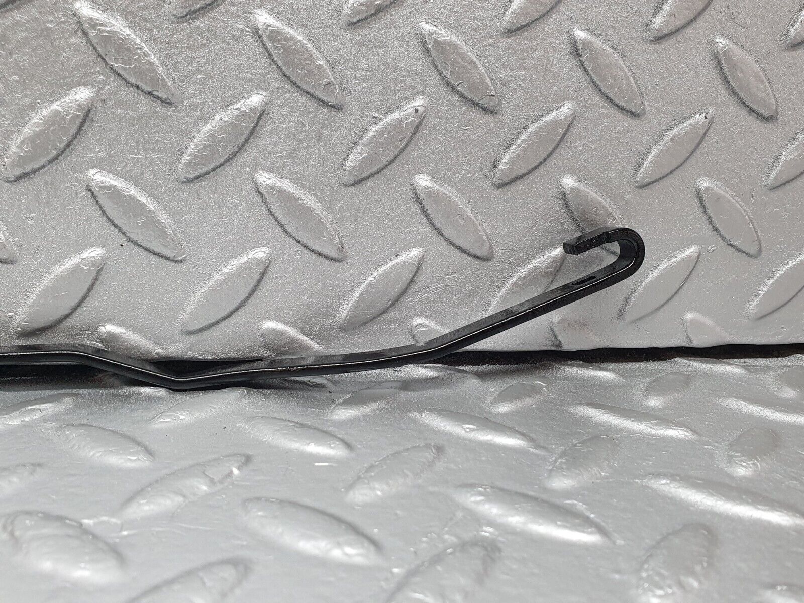 43705 Mercedes-Benz C126 380SEC Coupe Windscreen Wiper Arm Left Side Bosch