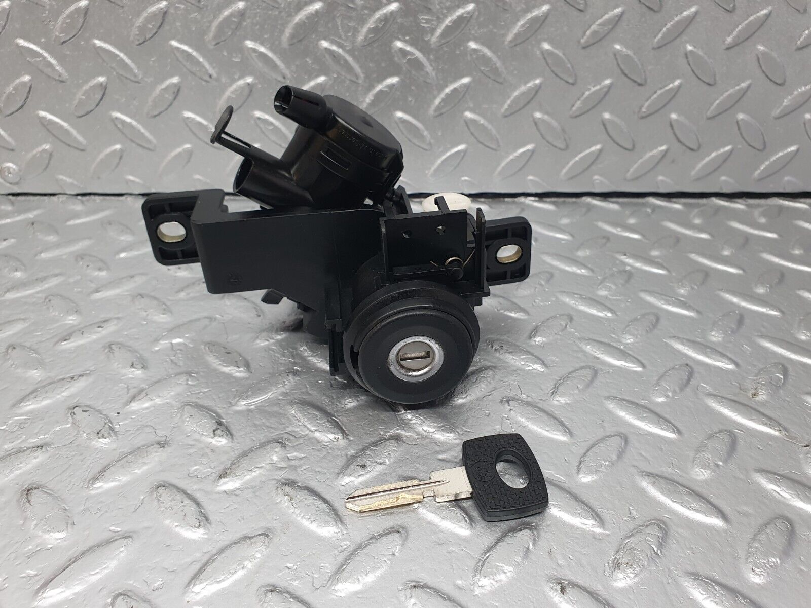 42573 Mercedes-Benz R129 320SL Coupe Trunk Lock With Key