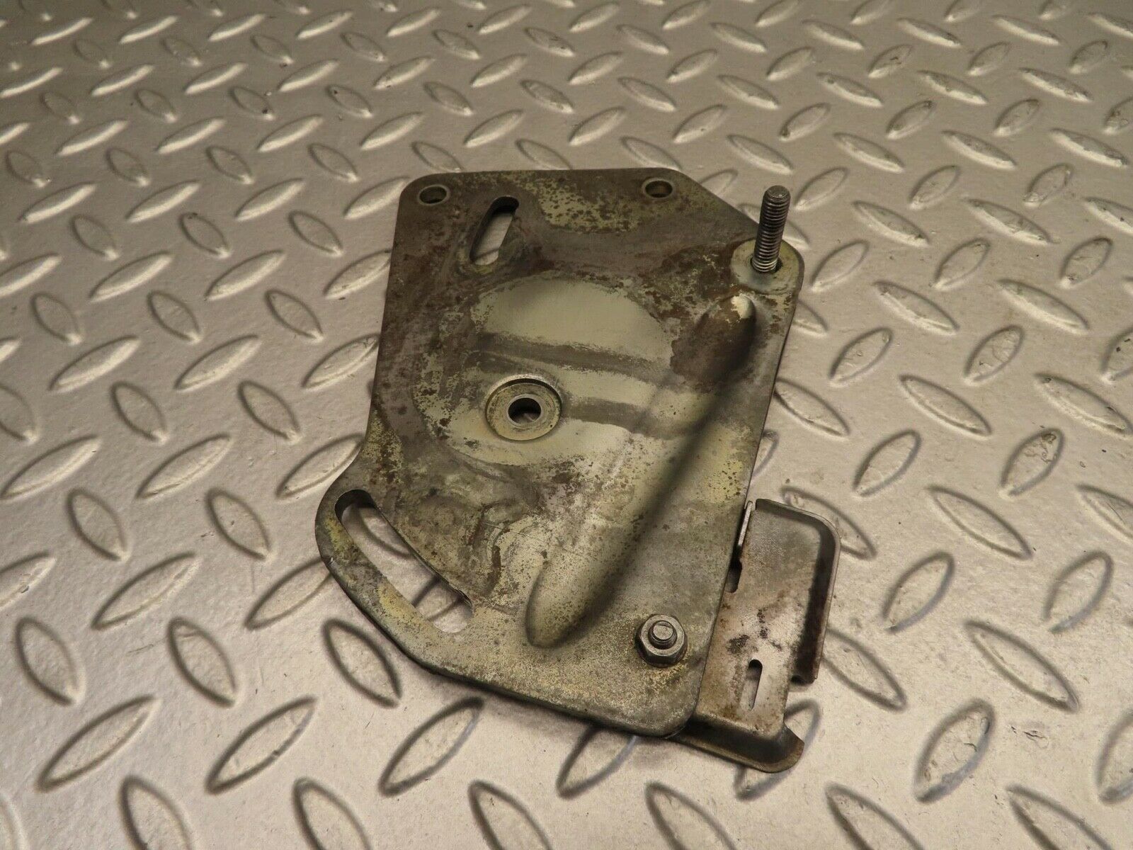 11756 Mercedes-Benz R107 450SL Power Steering Pump Bracket