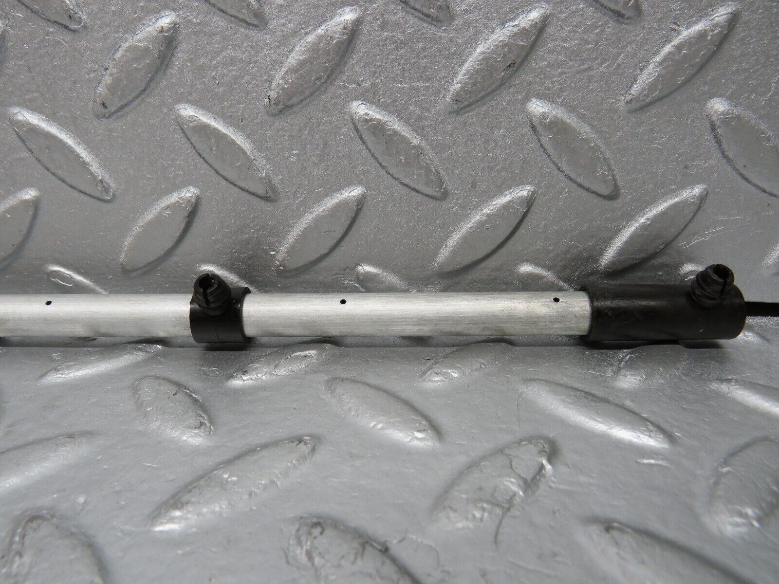 39158 Mercedes-Benz R107 500SL Camshaft Oil Tube