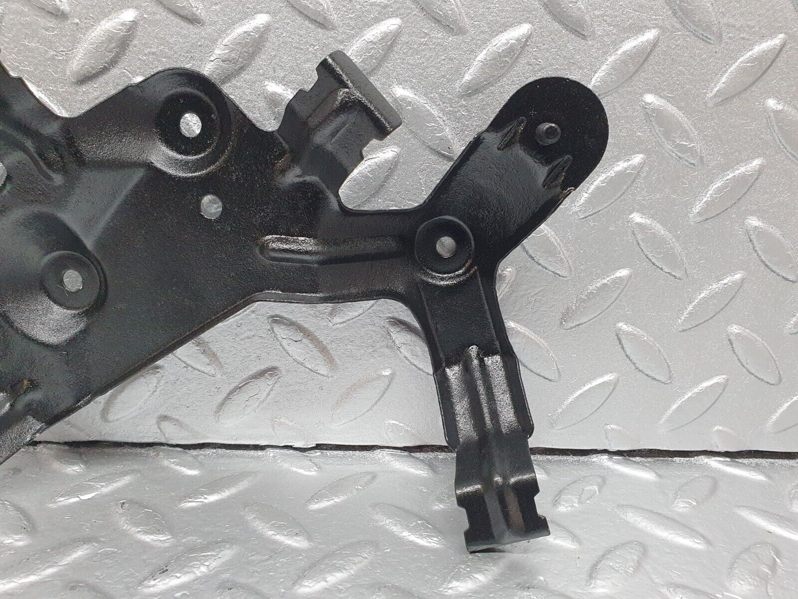 42121 Mercedes-Benz W202 C200 Fuel Pump Bracket