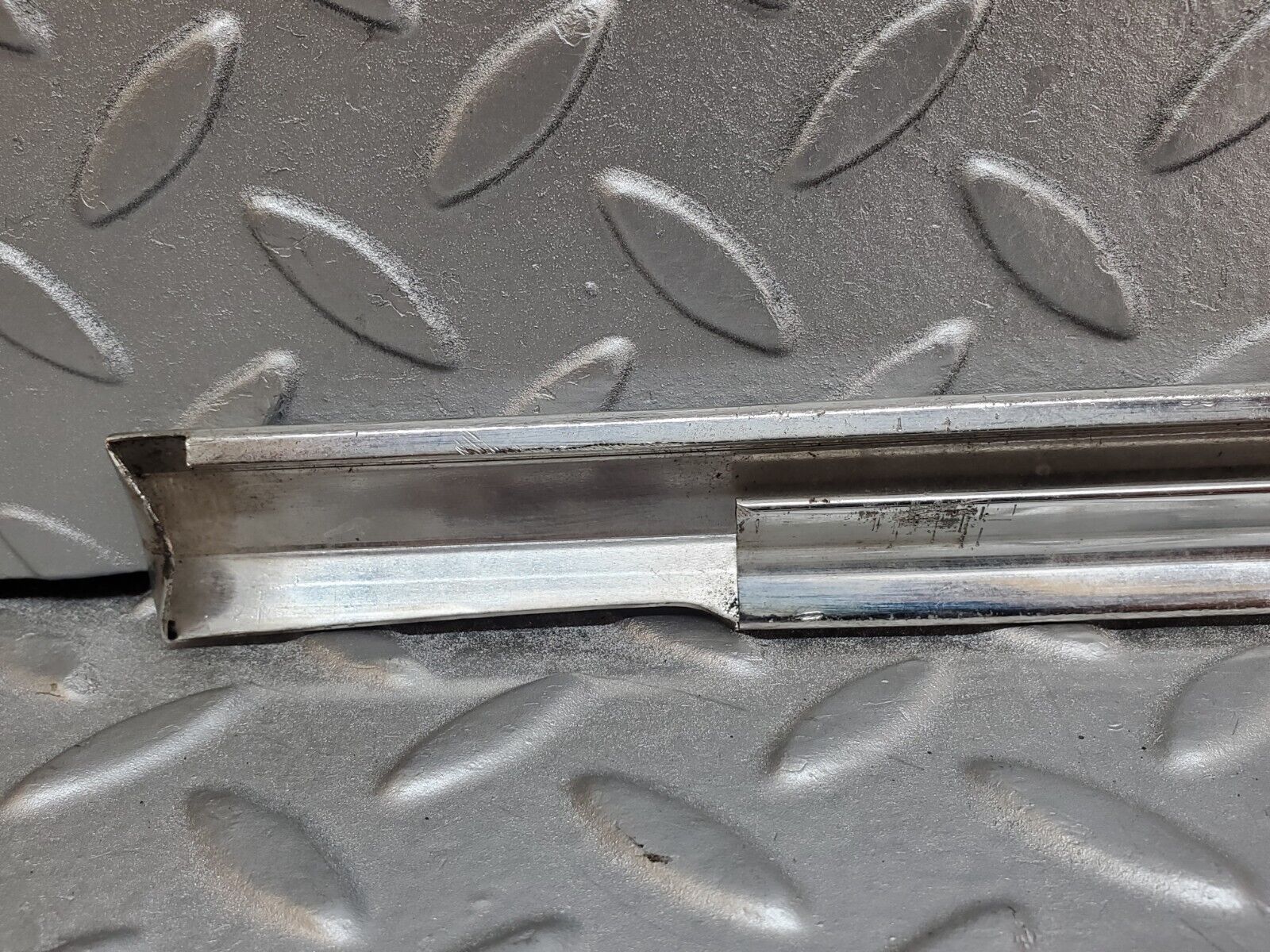 45808 Mercedes-Benz W126 420SE Front Right Door Chrome Moulding Trim