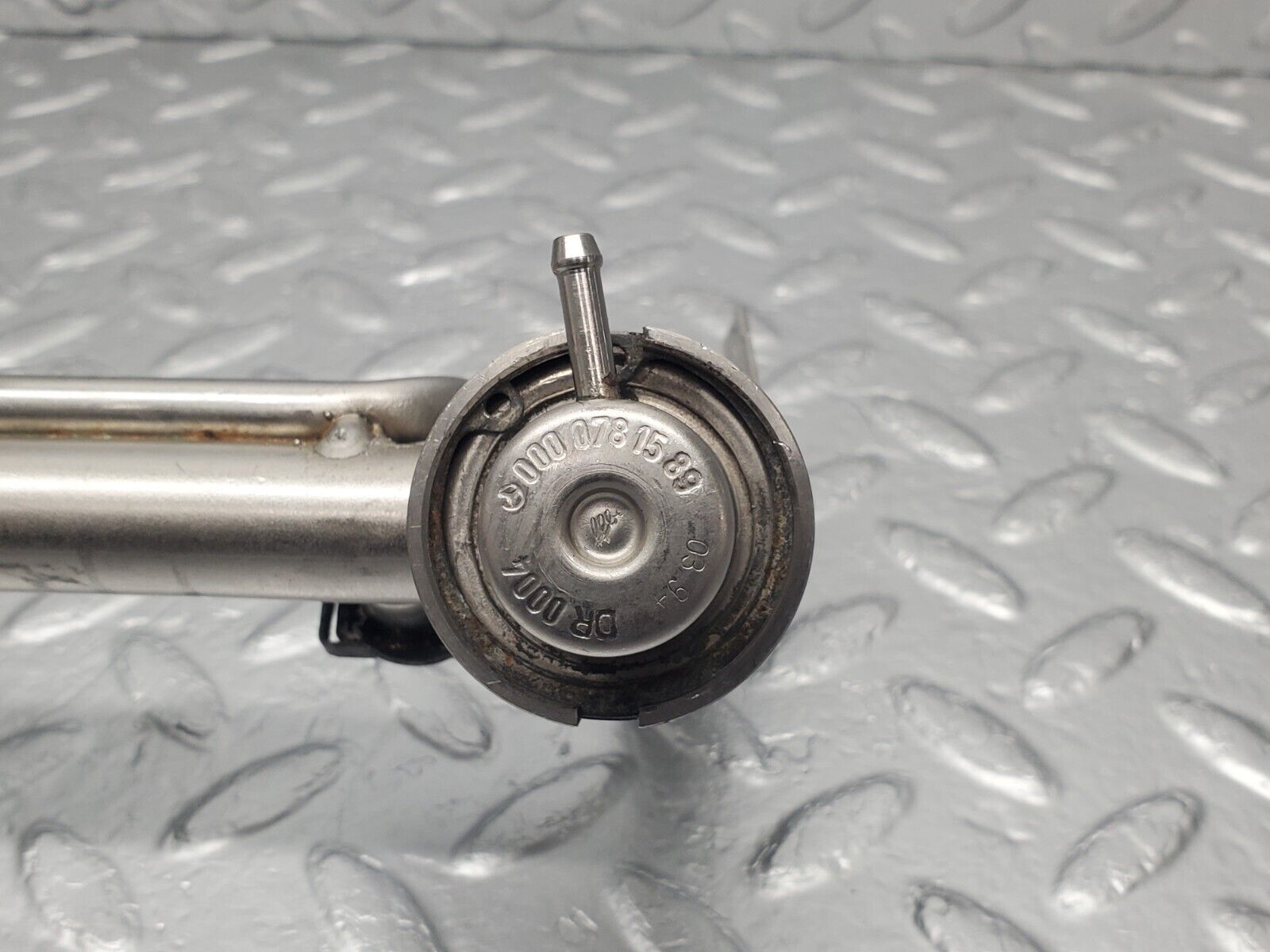 46173 Mercedes-Benz W124 280E Fuel Injector Rail With Pressure Regulator 0000781589