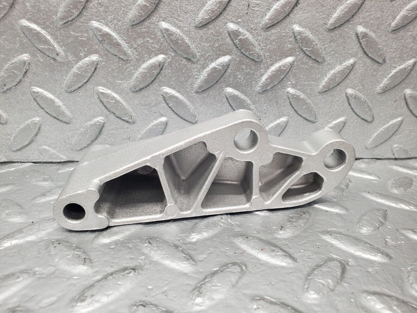 46650 Mercedes-Benz C123 280CE Coupe Power Steering Pump Bracket 1104663141