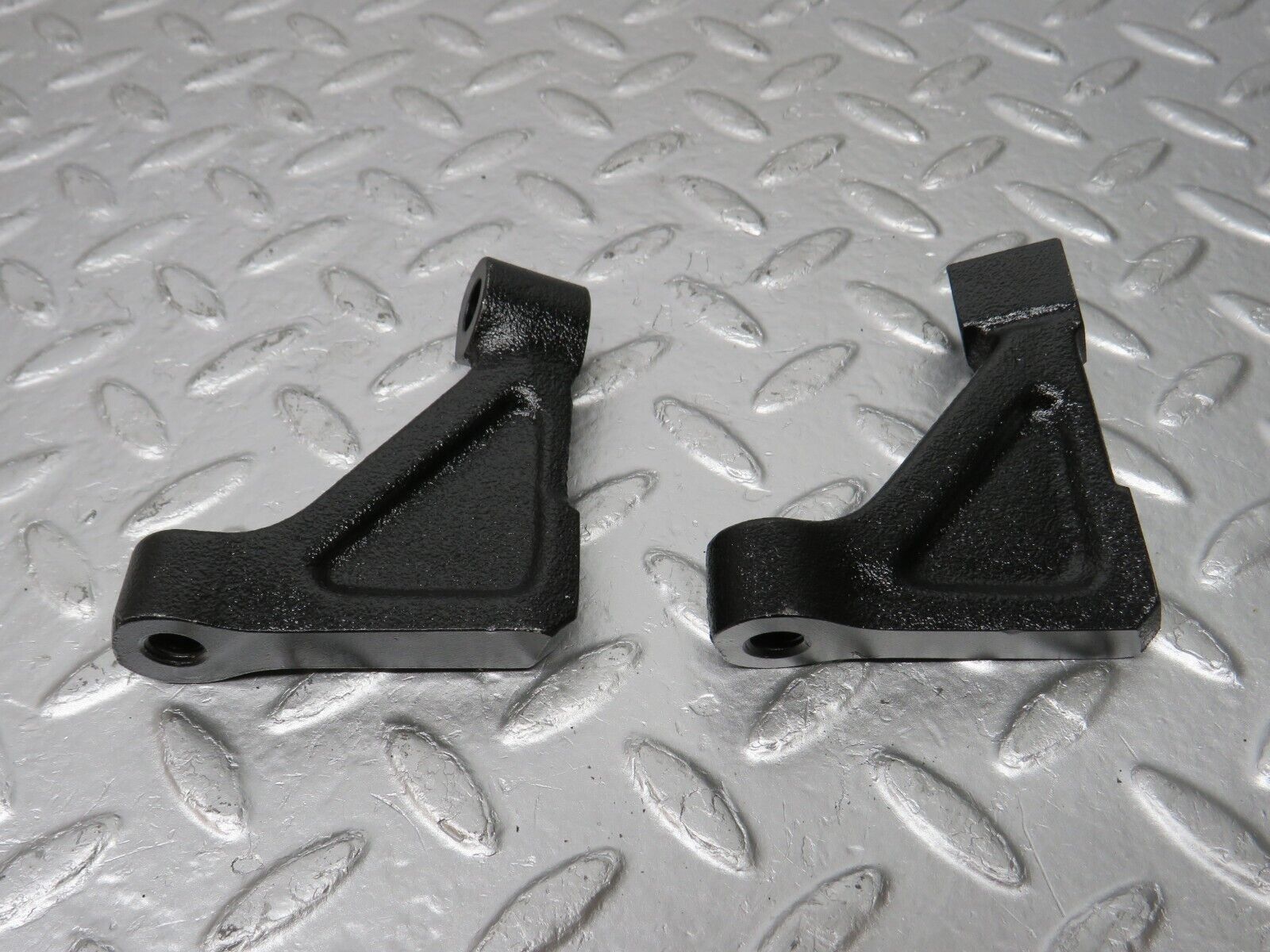 33064 Mercedes-Benz C107 R107 Engine Mount Bracket Pair 1160110895 1160110995