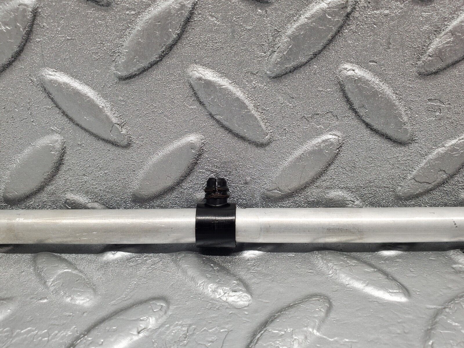 46279 Mercedes-Benz W126 420SE Camshaft Oil Tube