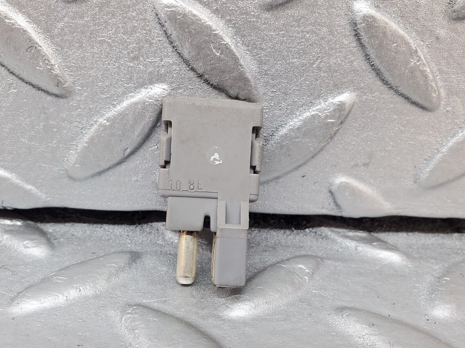 45601 Mercedes-Benz W126 420SE Seat Relay Diode Plug 0005404281