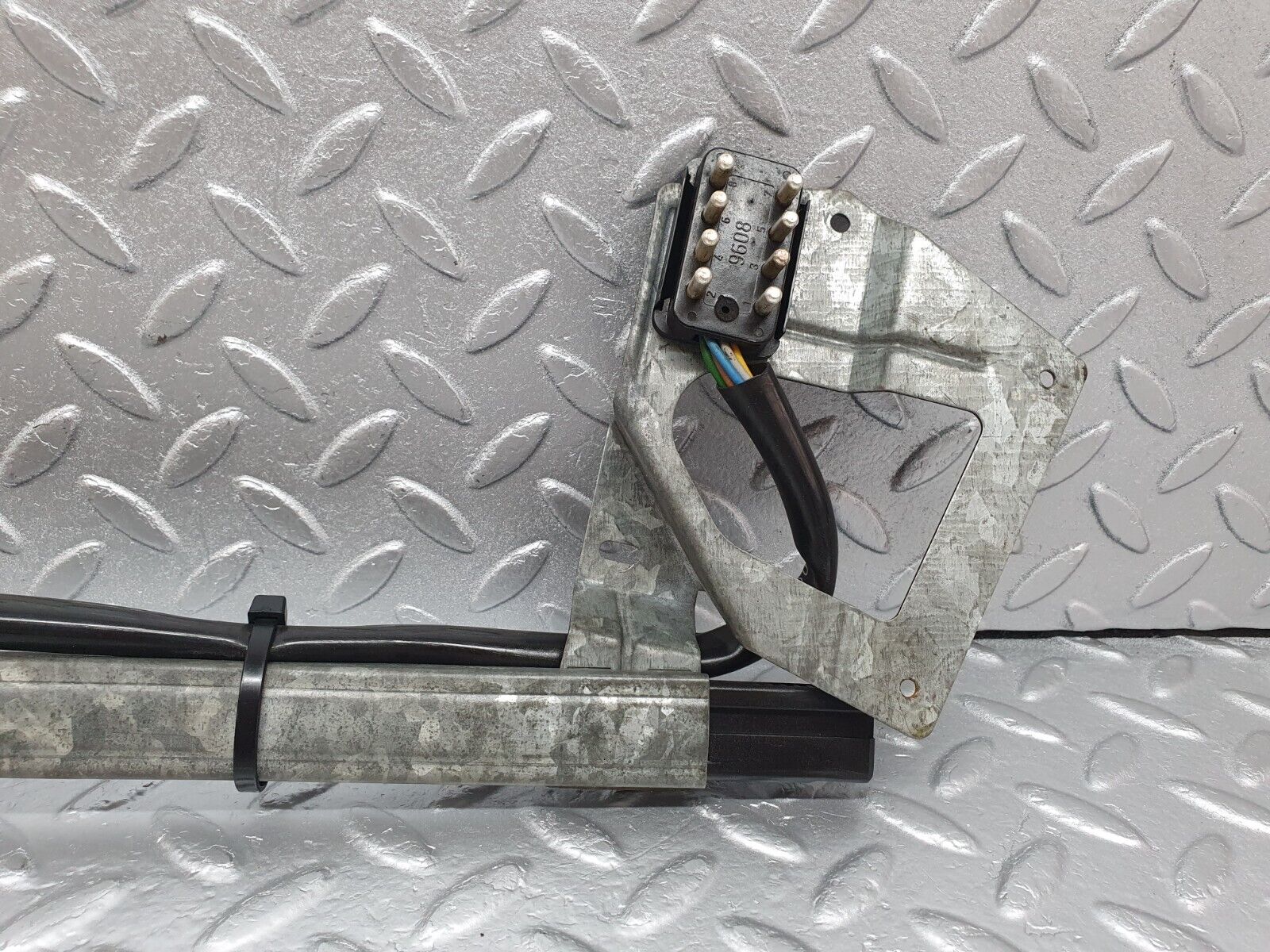 43749 Mercedes-Benz C126 380SEC Coupe Seat Belt Presenter Left 0008600082 0132004300 0008201915