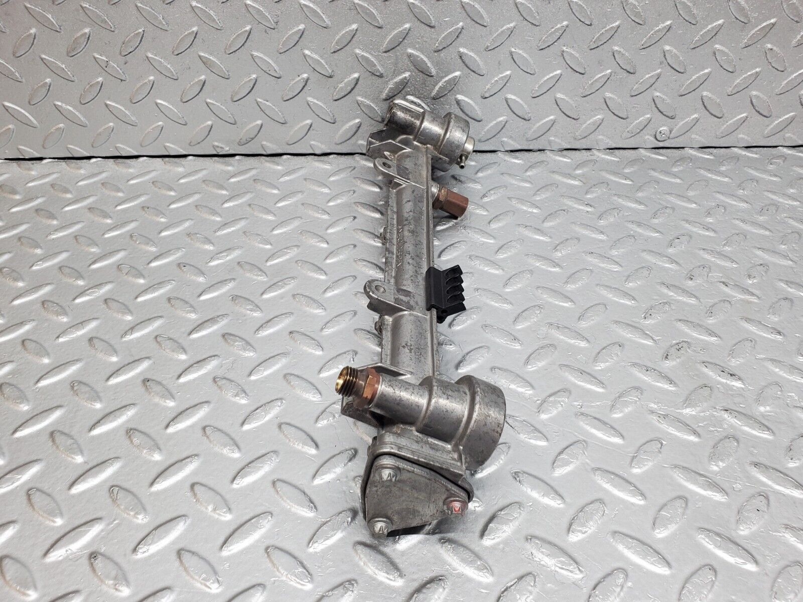 44733 Mercedes-Benz W124 220E Fuel Injector Rail 1110780745