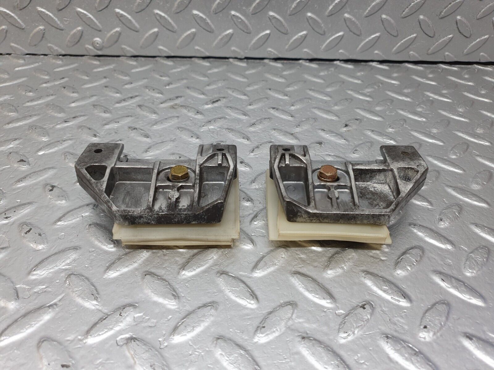 42505 Mercedes-Benz R129 320SL Coupe Door Window Guide Bracket 1247250132 1247250232