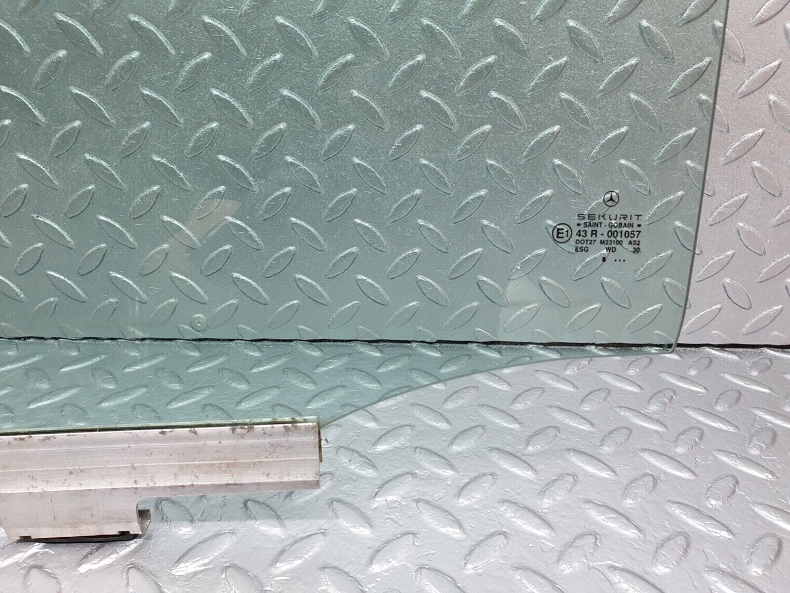 41992 Mercedes-Benz W202 C200 Rear Right Door Window Glass