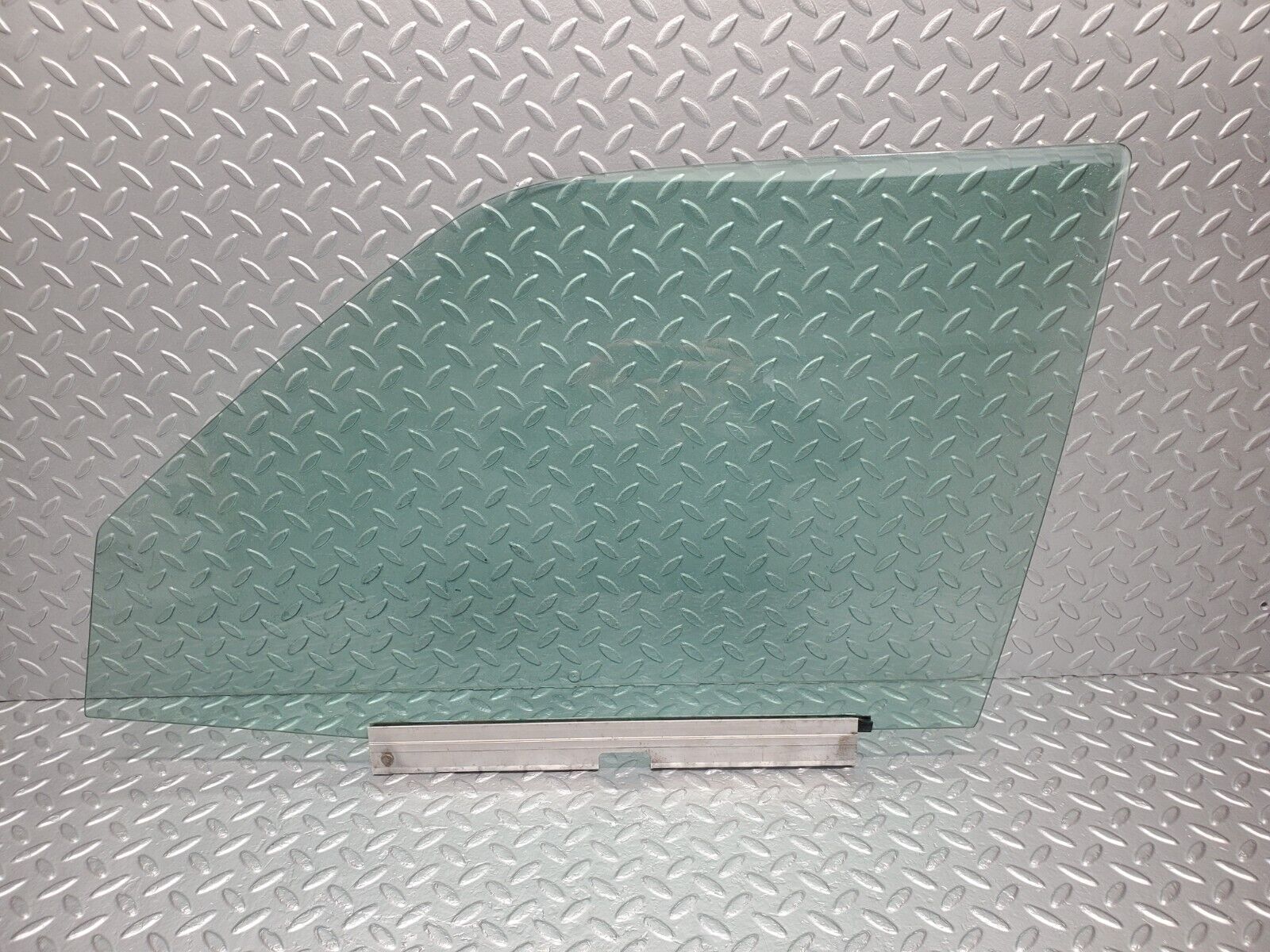 46247 Mercedes-Benz W124 280E Front Left Door Window Glass