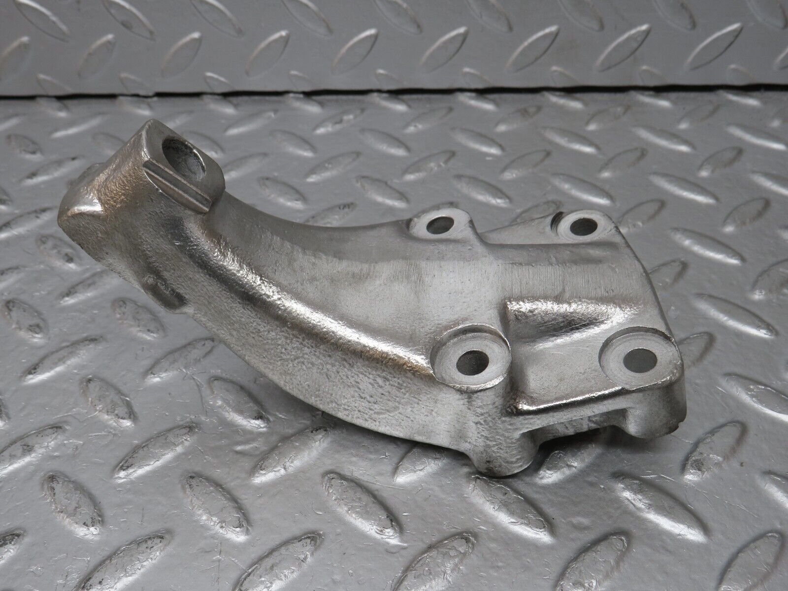 32856 Mercedes-Benz C107 R107 350 V8 Engine Mount Bracket Right Side 1162232304