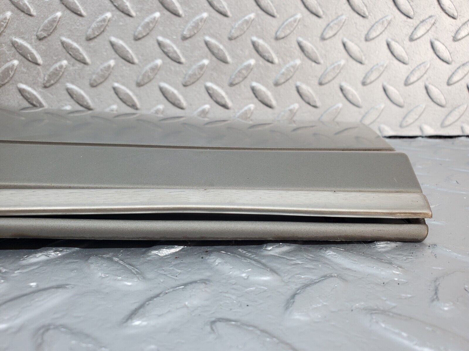 45702 Mercedes-Benz W126 420SE Front Right Fender Wing Moulding Trim 1266903640