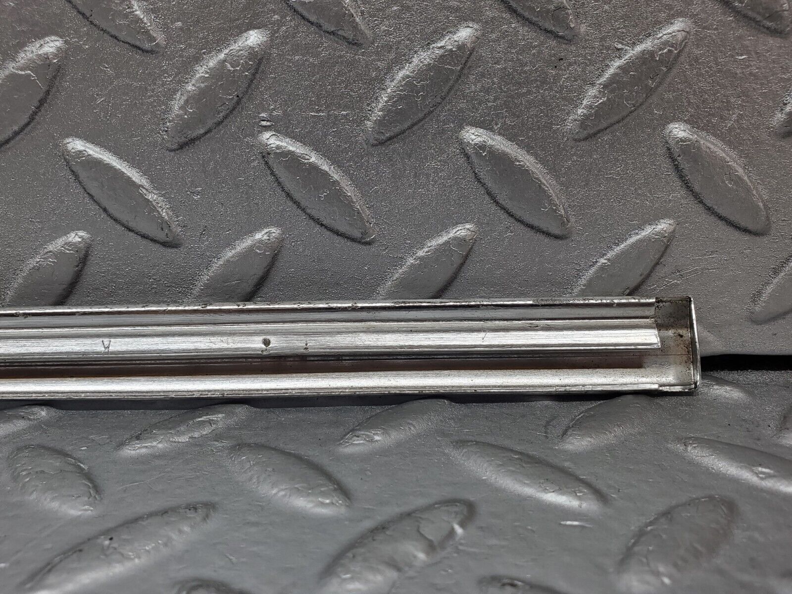 44542 Mercedes-Benz W123 280E Front Right Door Chrome Moulding Trim