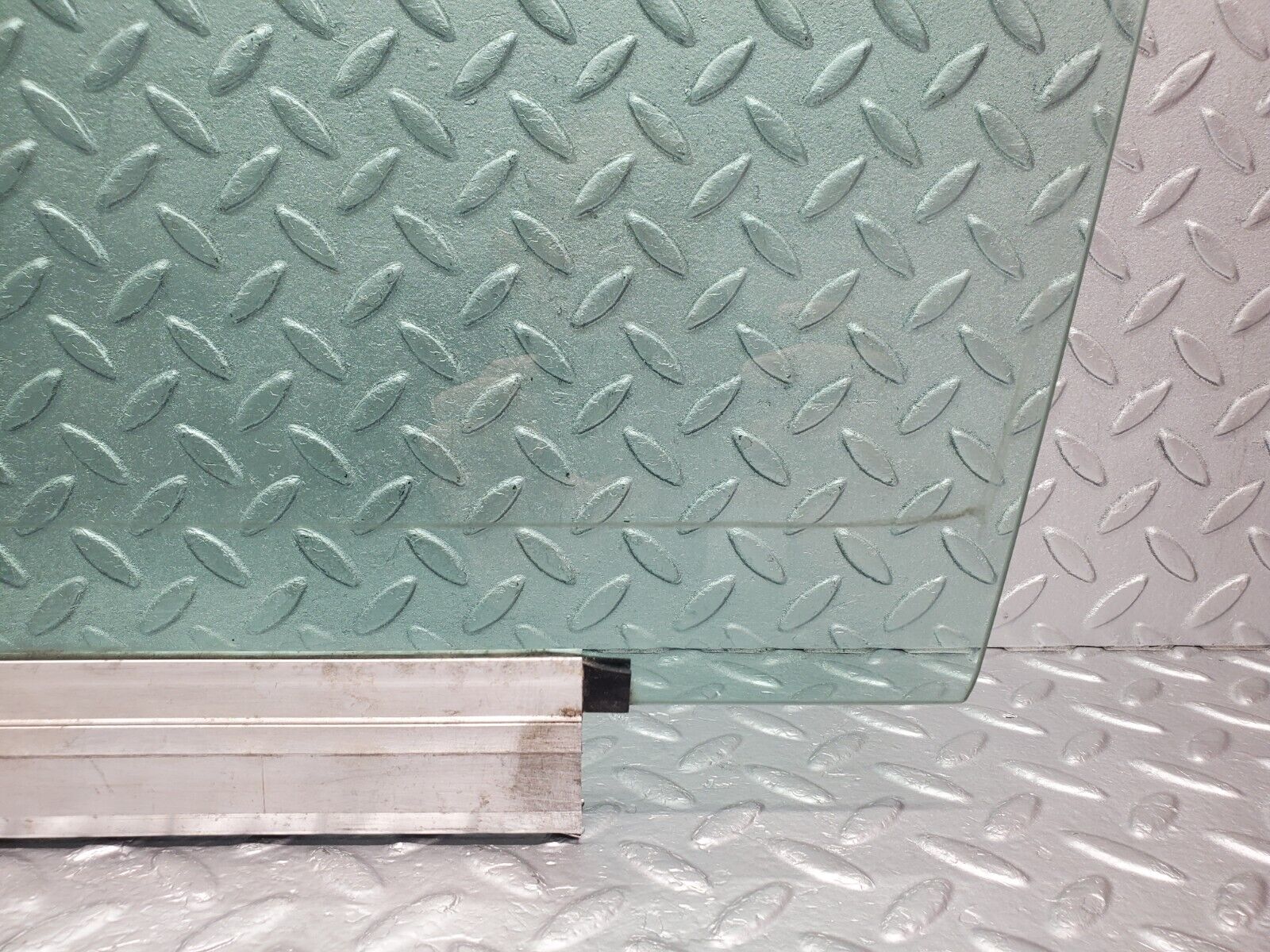 46247 Mercedes-Benz W124 280E Front Left Door Window Glass