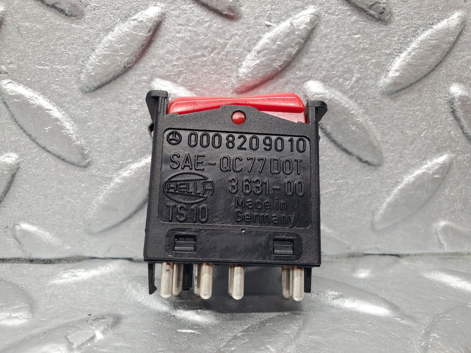 46538 Mercedes-Benz C123 280CE Coupe Hazard Warning Light Switch 0008209010