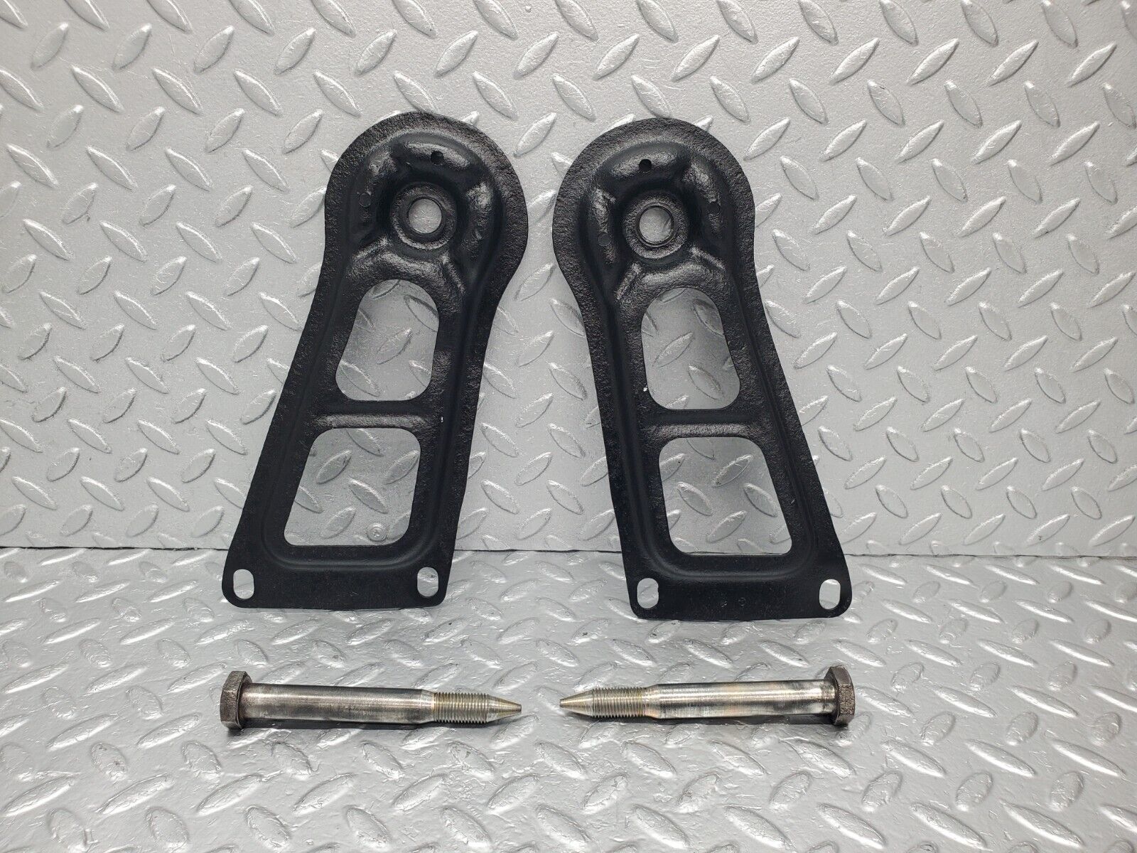 46567 Mercedes-Benz C123 280CE Coupe Rear Suspension Axle Mounting Bracket