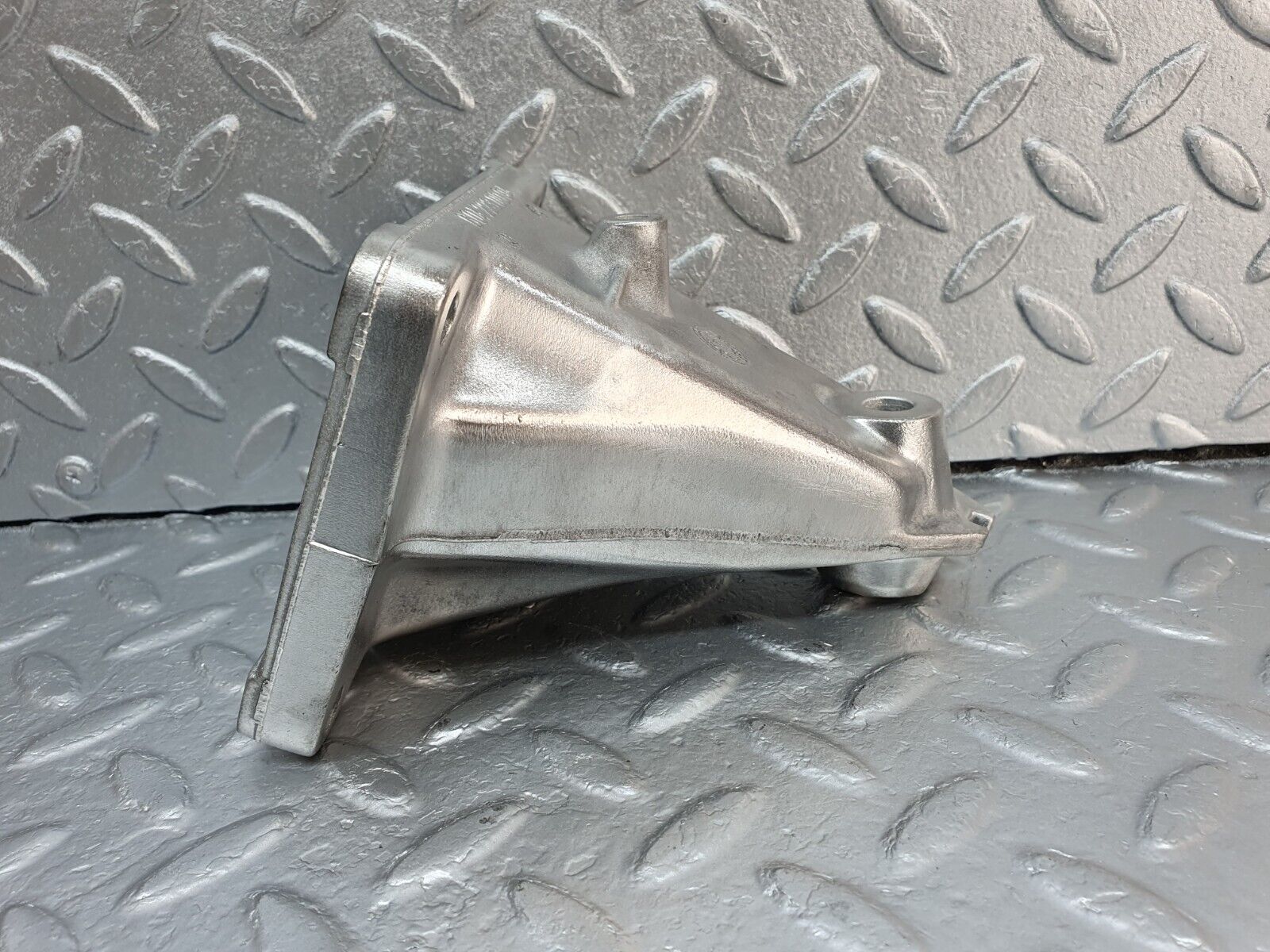 41888 Mercedes-Benz W202 C200 Engine Mount Bracket Right Side 6042230004