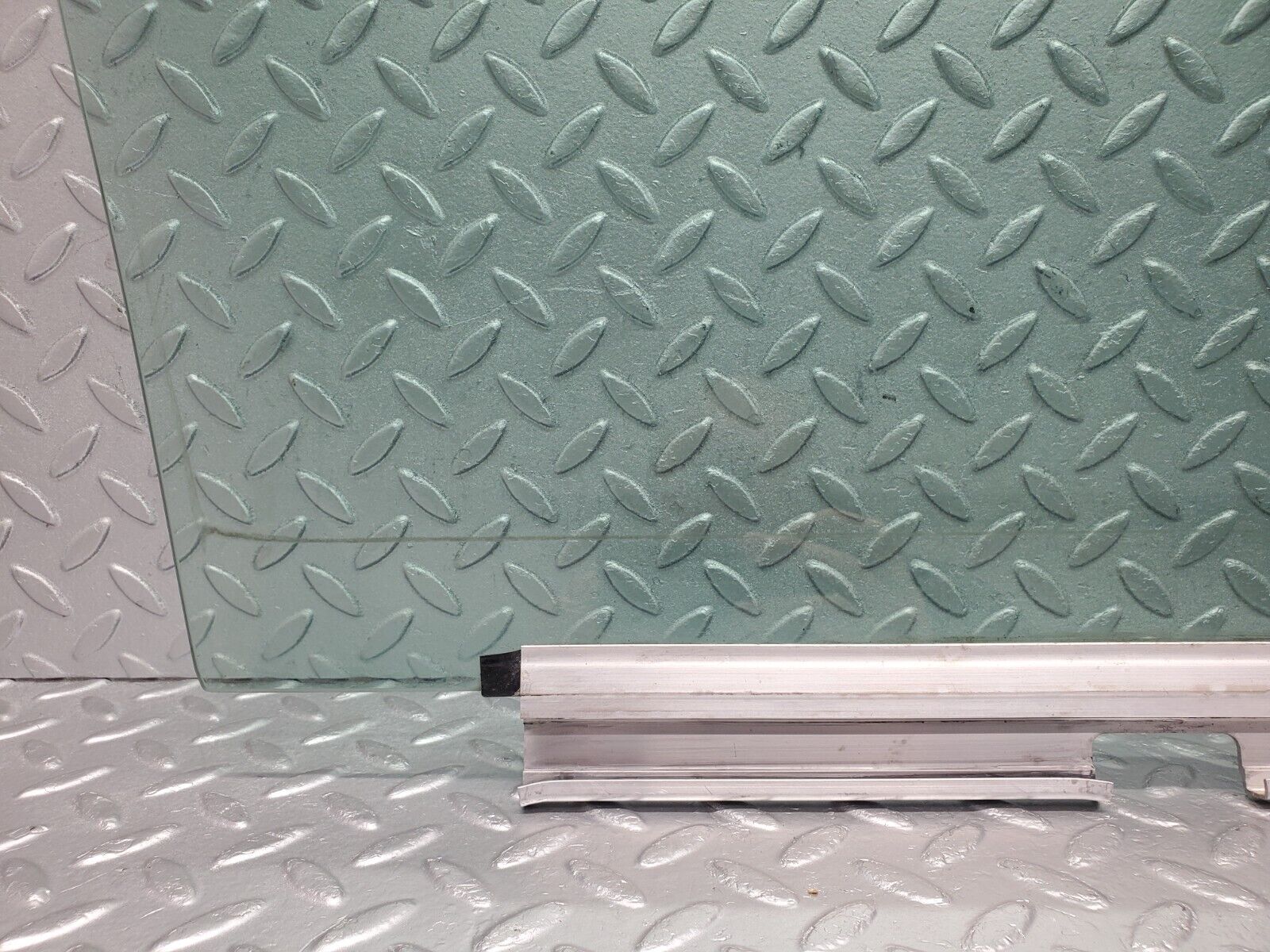 46247 Mercedes-Benz W124 280E Front Left Door Window Glass