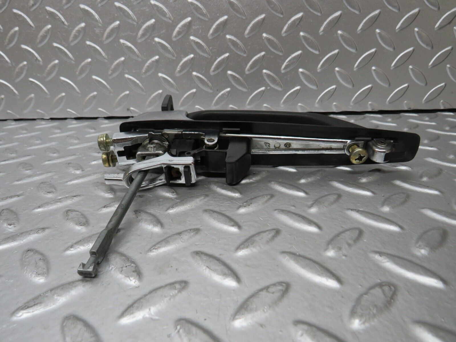 29847 Mercedes-Benz W123 230E Front Left Exterior Door Handle With Key