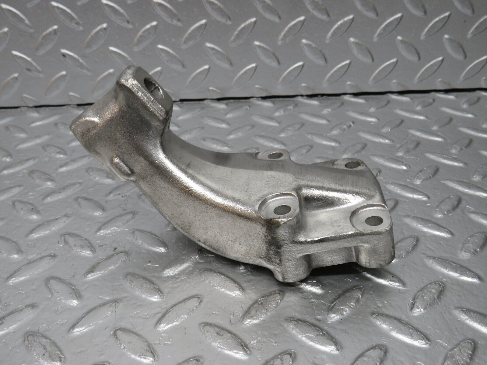 32950 Mercedes-Benz C107 R107 450 V8 Engine Mount Bracket Right 1162234504