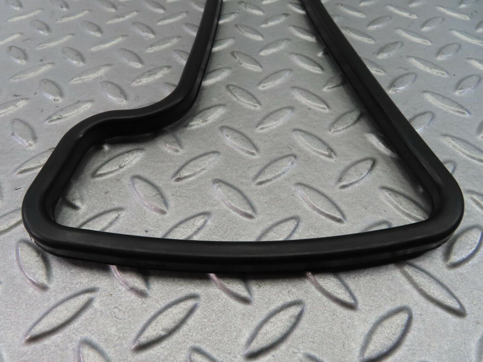 8102 Mercedes-Benz M180 Engine Valve Cover Gasket Seal