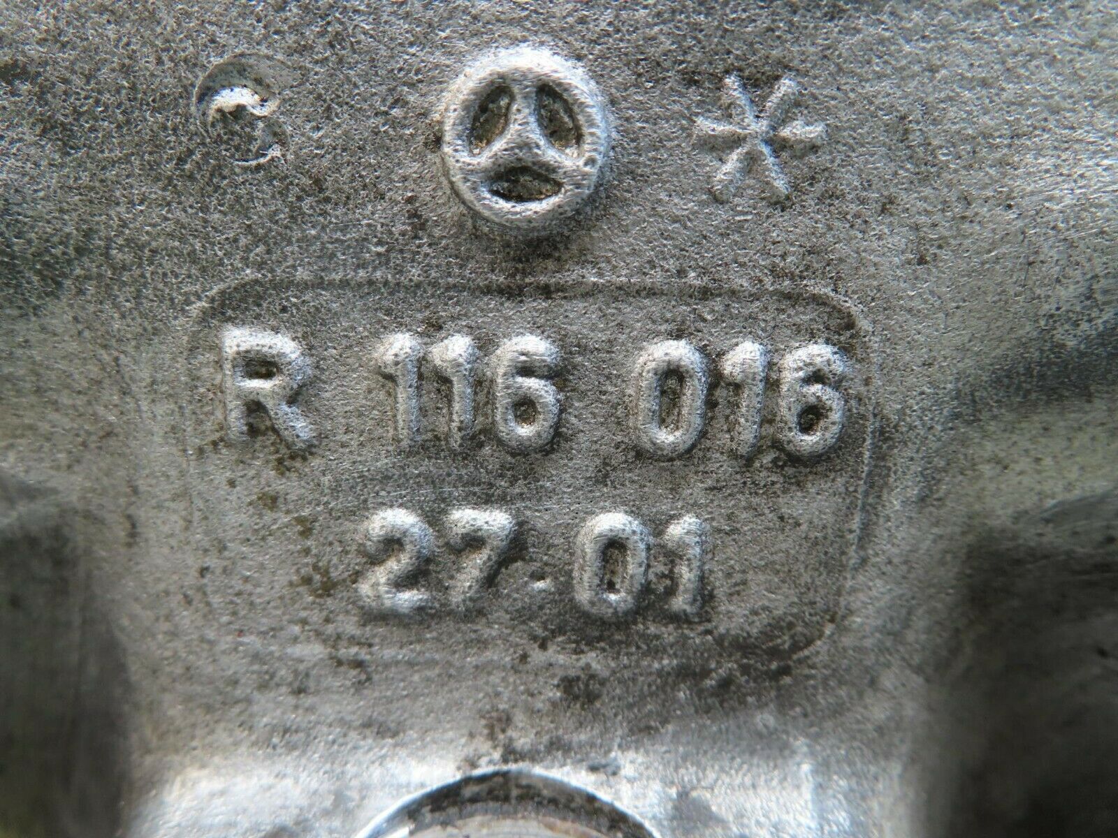 15795 Mercedes-Benz R107 450SL Cylinder Head Right 1160162701