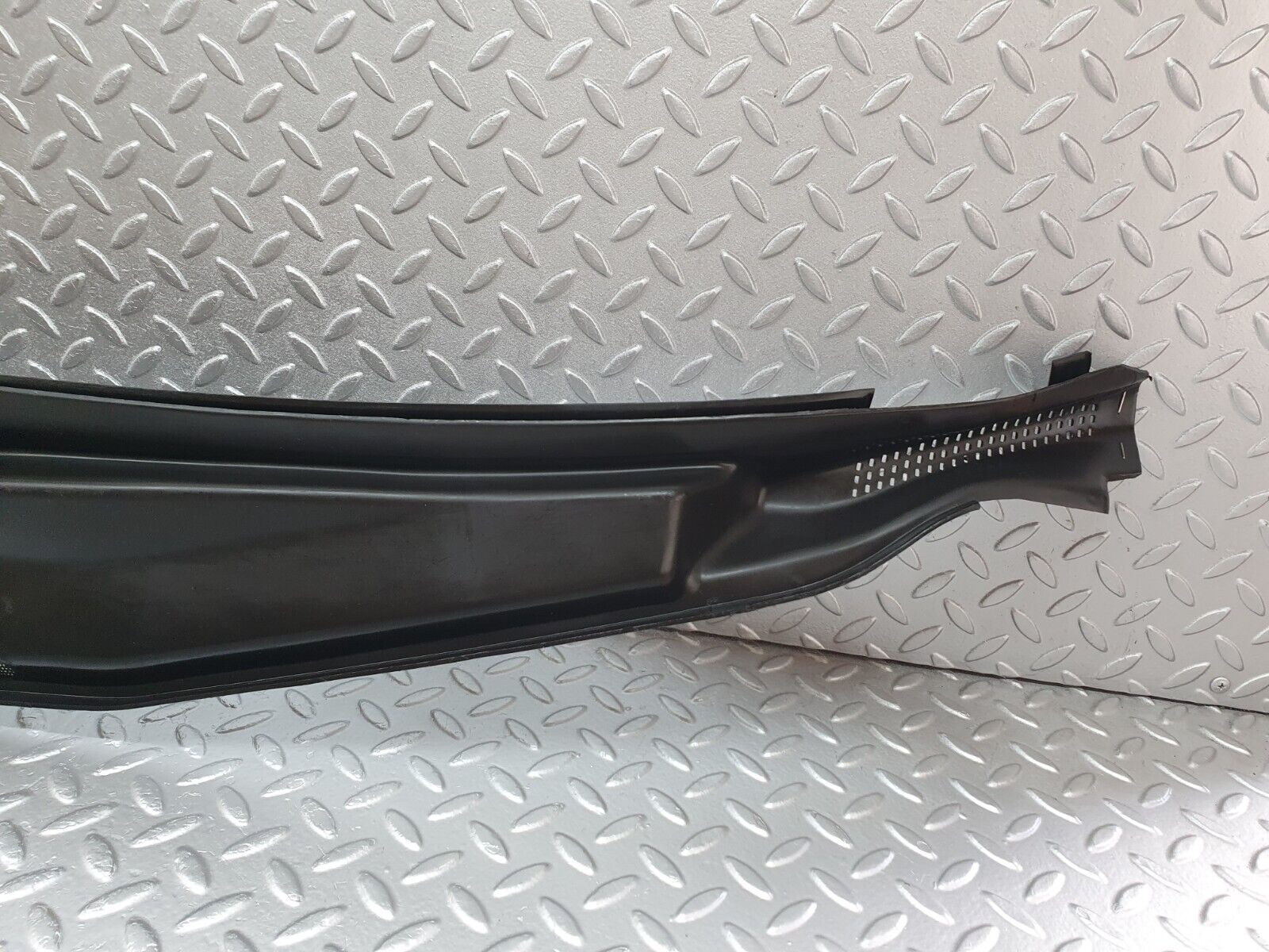 43743 Mercedes-Benz C126 380SEC Coupe Water Drain 1268300713 1268300813