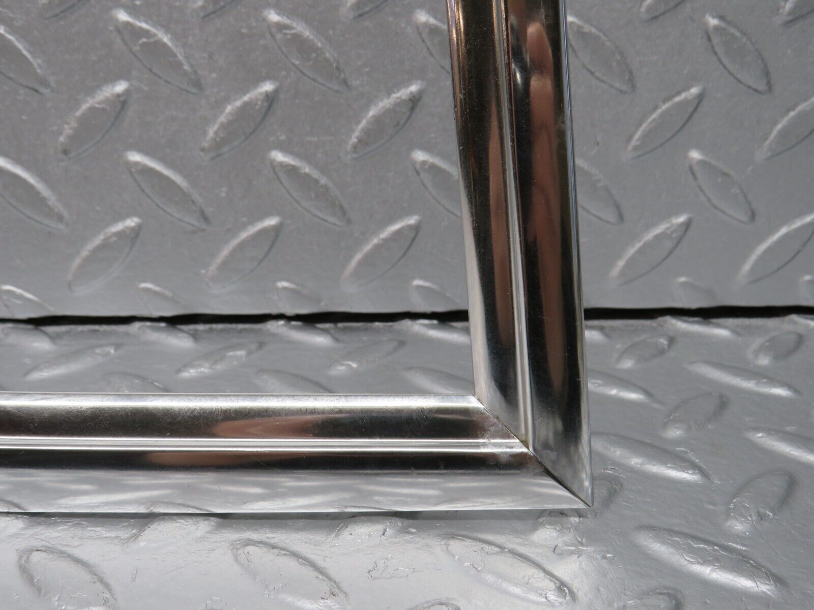 39855 Mercedes-Benz R107 350SL Hardtop Quarter Window Chrome Trim Right